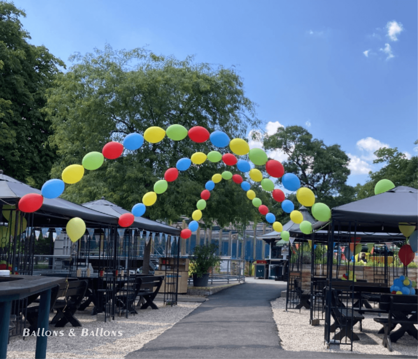 Geschirr und einige Ballons in der Nähe eines Flusses in Wien.