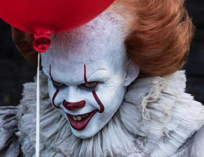 Pennywise verkleidet als Clown mit einem roten Ballon in Wien.