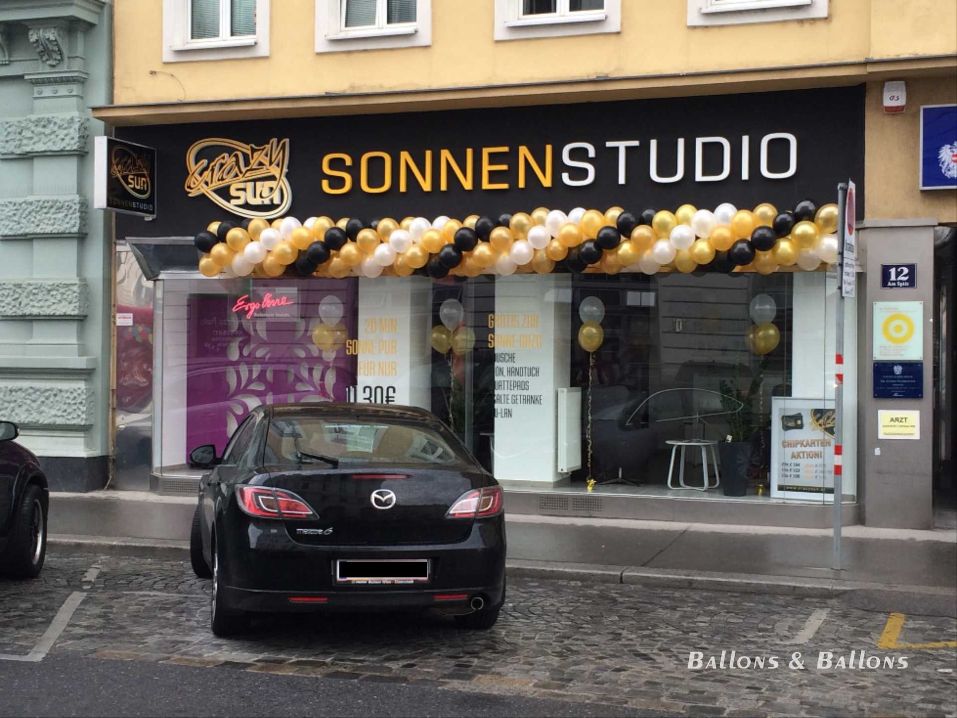 Ein Geschäftseingang mit Ballons in Wien