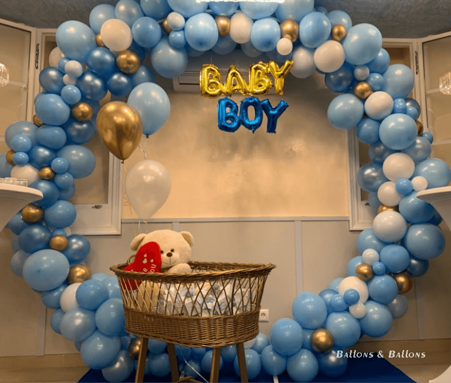 Ein Teddybär und ein Ballonbogen in einem Raum