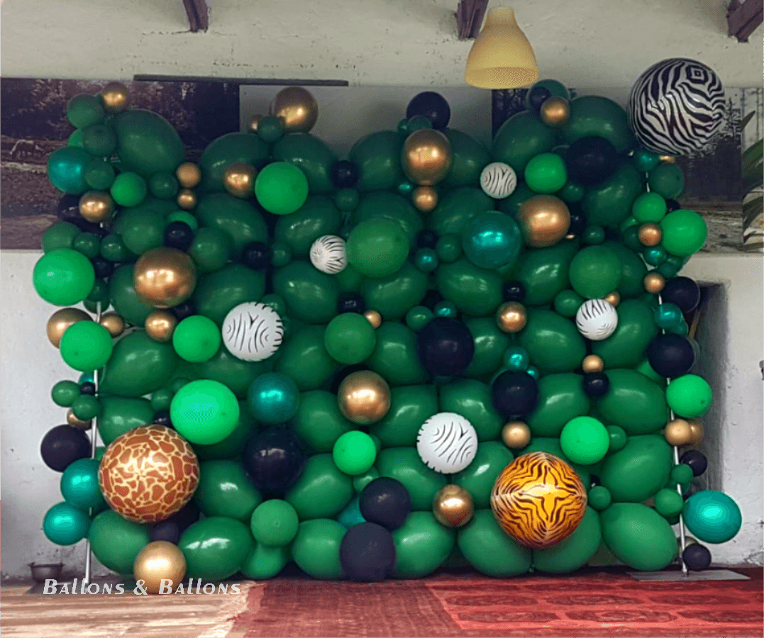 Eine große Ballonkunst mit grünen und goldenen Luftballons in einem Raum in Wien.