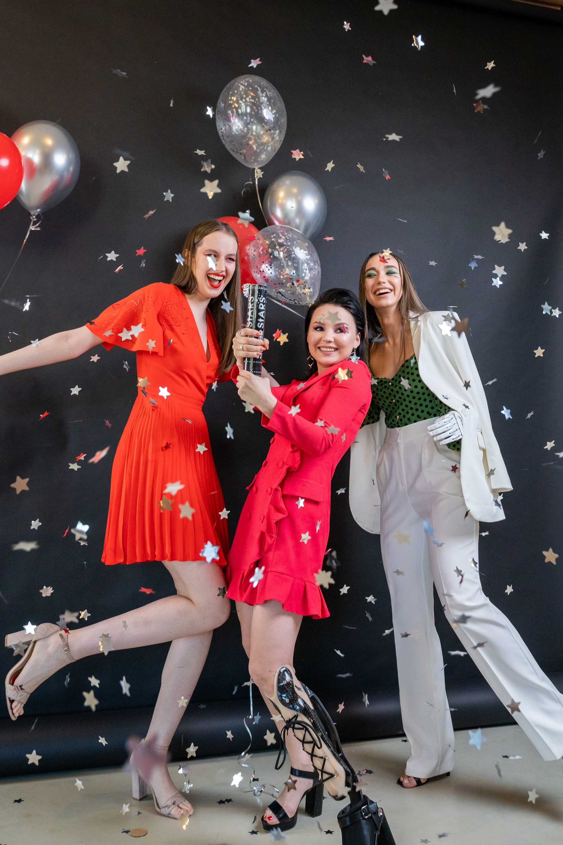 Frauen, die Ballons halten, in Wien.