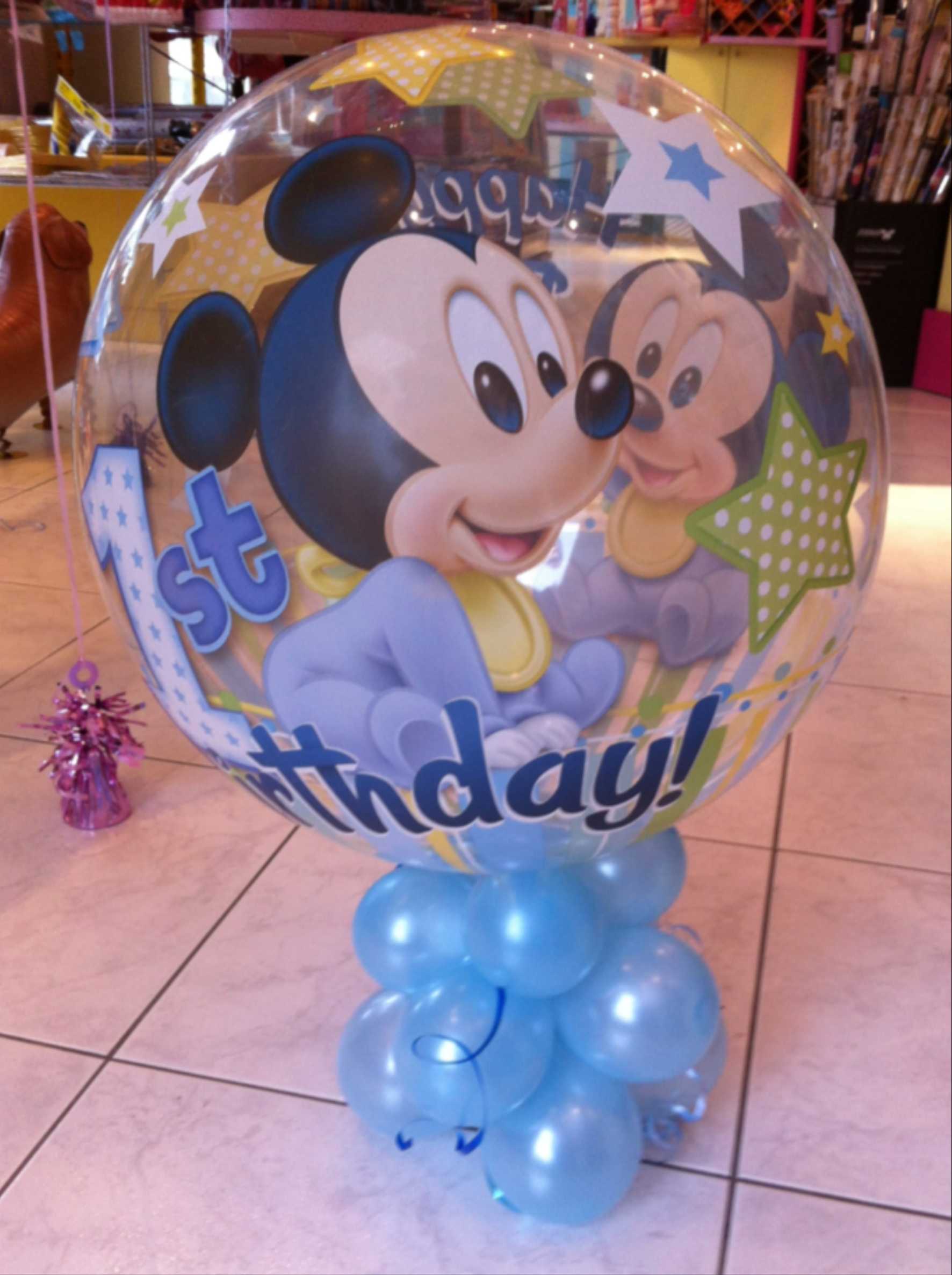 Ein Raum mit Spielzeug und Ballons in Wien.