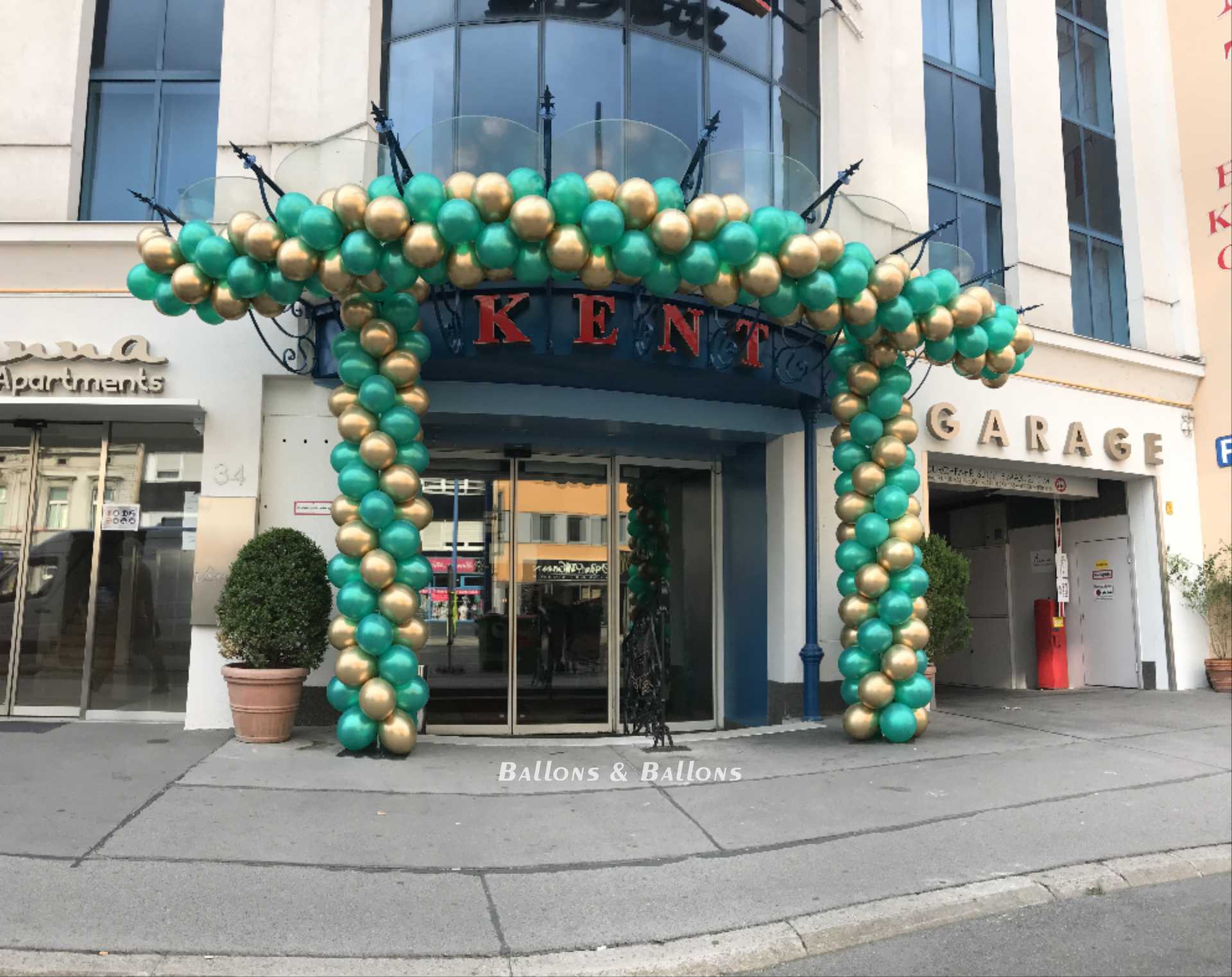 Ein Ballonbogen vor einem Koffer-Geschäft in Wien.