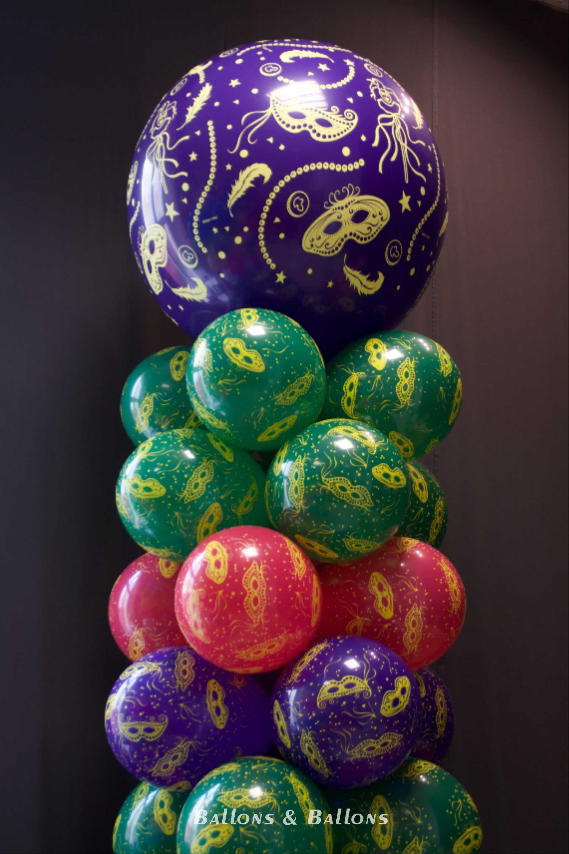 Ein Turm aus bunten Ballons vor einem Hintergrund in Wien