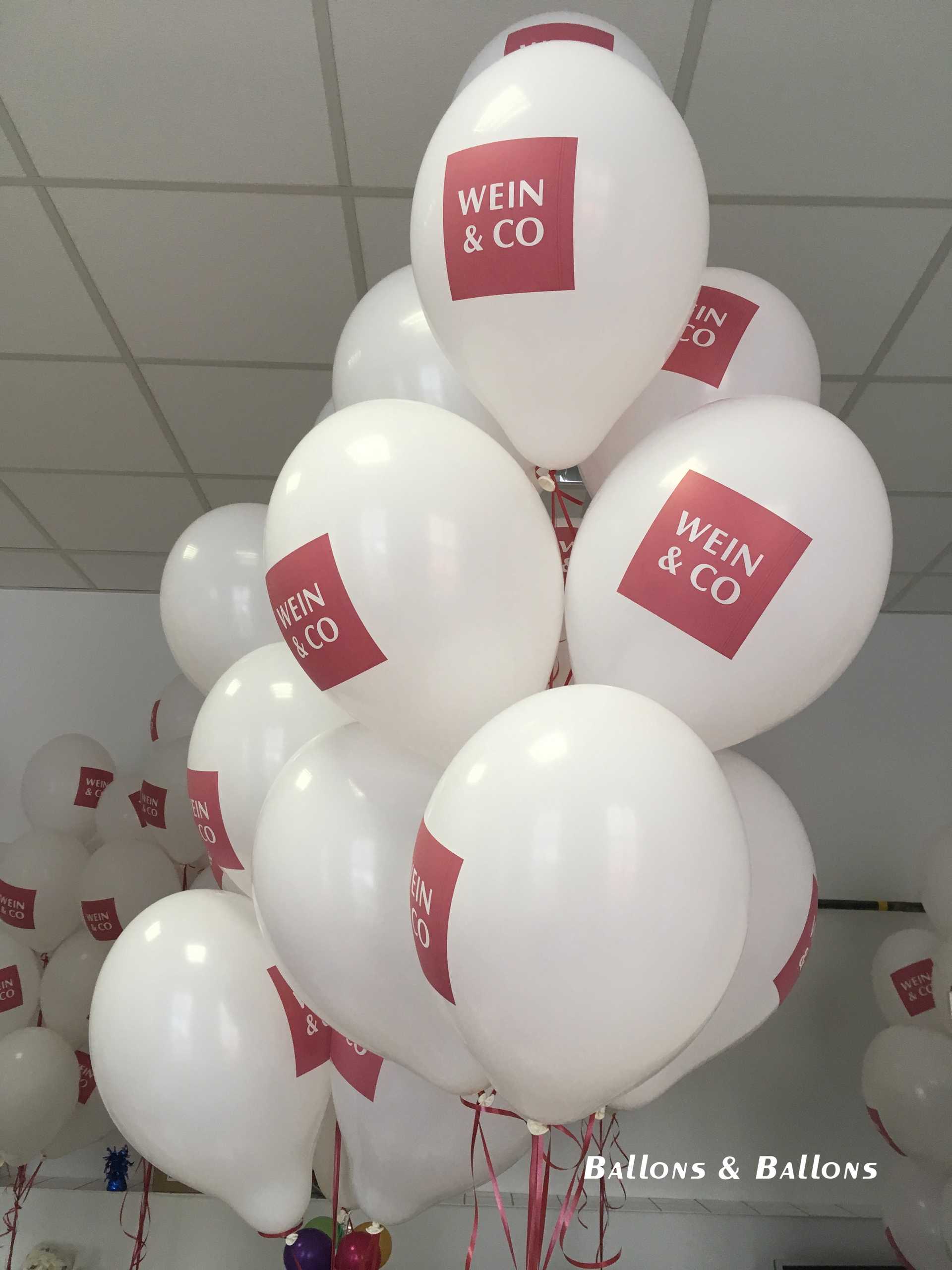 Viele Ballons an einer Wand mit einem Schild darüber in Wien.