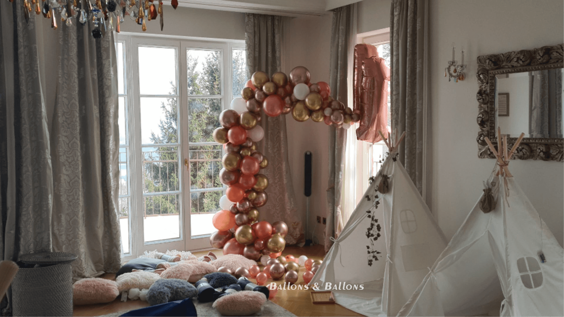 Ballondekorationen an der Decke eines Wohnzimmers