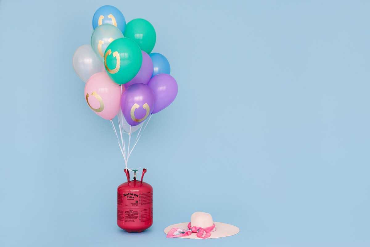 Eine Ballonstrauß mit einer Mütze oben drauf in Wien.