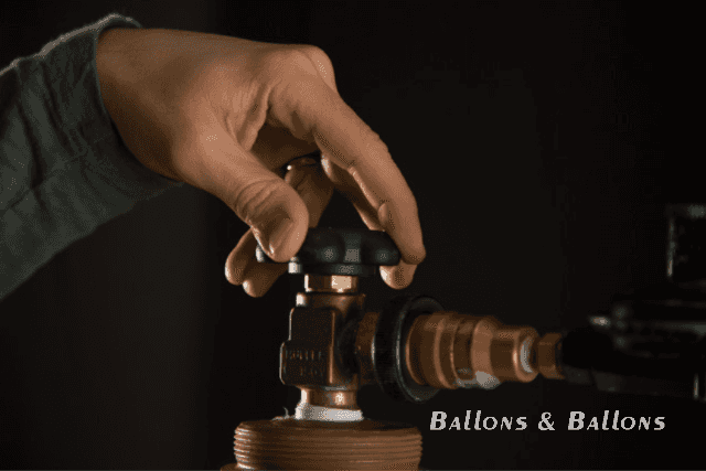 Eine Person arbeitet an einem Ventil an einer Wasserleitung in Wien.