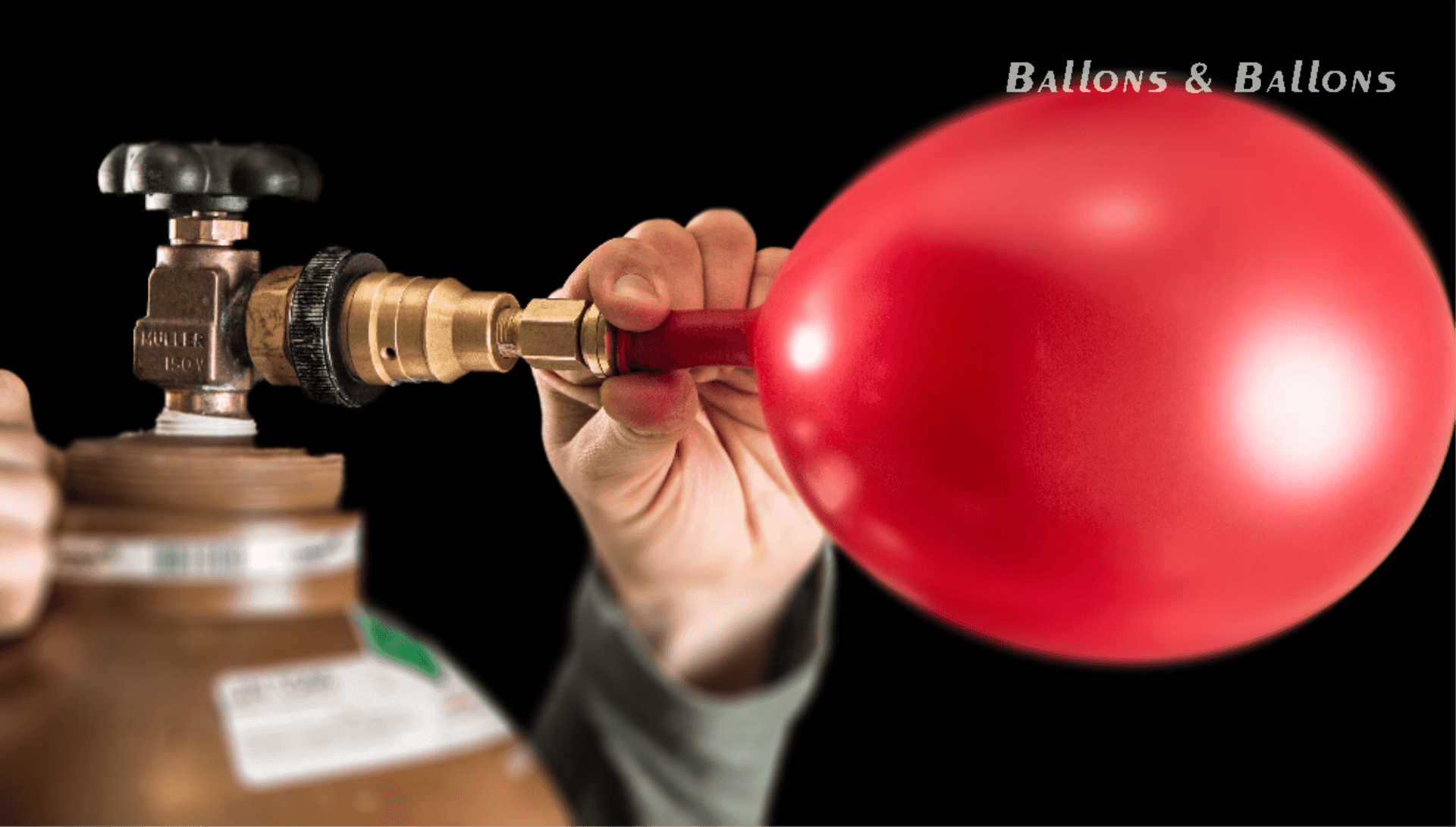 Eine Person bindet einen Wasserballon an einen Feuerlöscher in Wien.