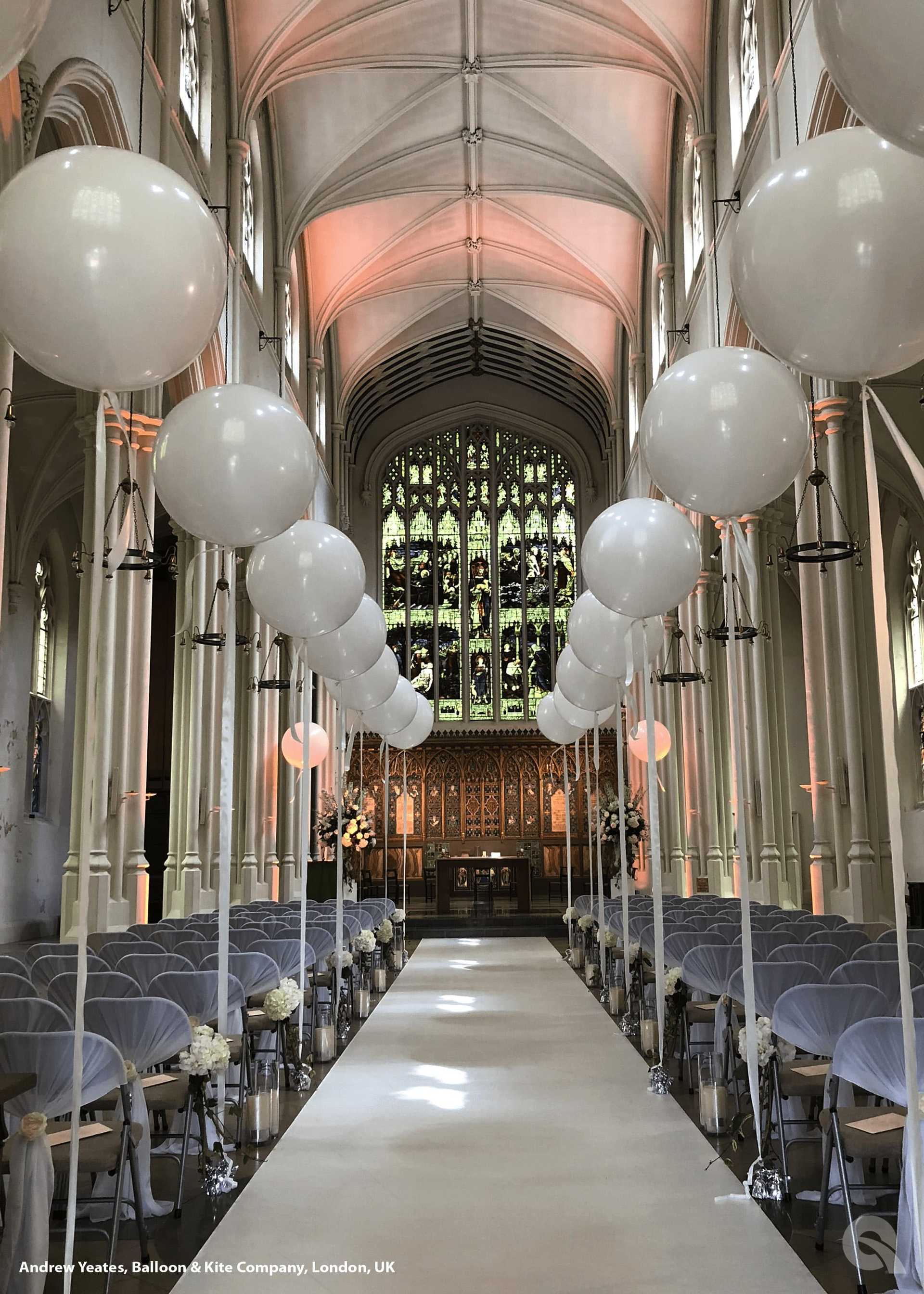 Ein roter Vogel aus Ballons vor einem schwarzen Hintergrund in Wien.