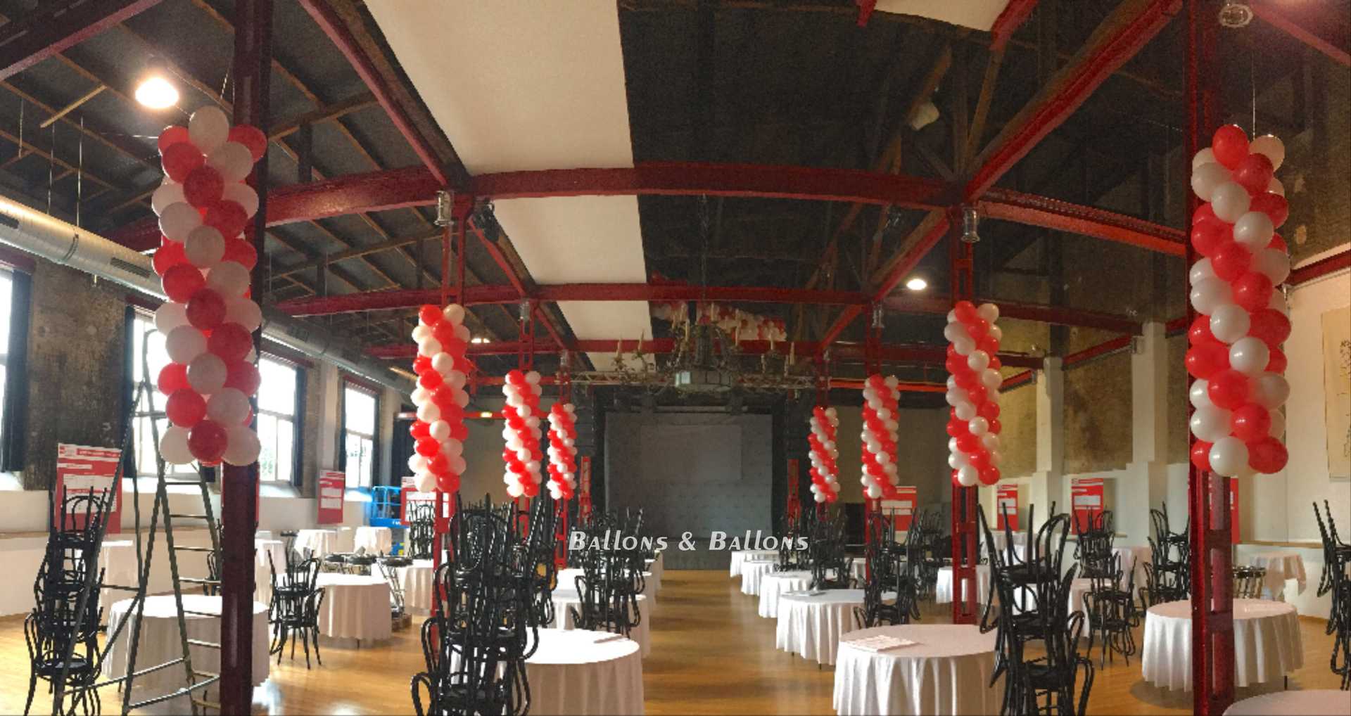 Ein Raum mit vielen Tischen und Ballons in Wien