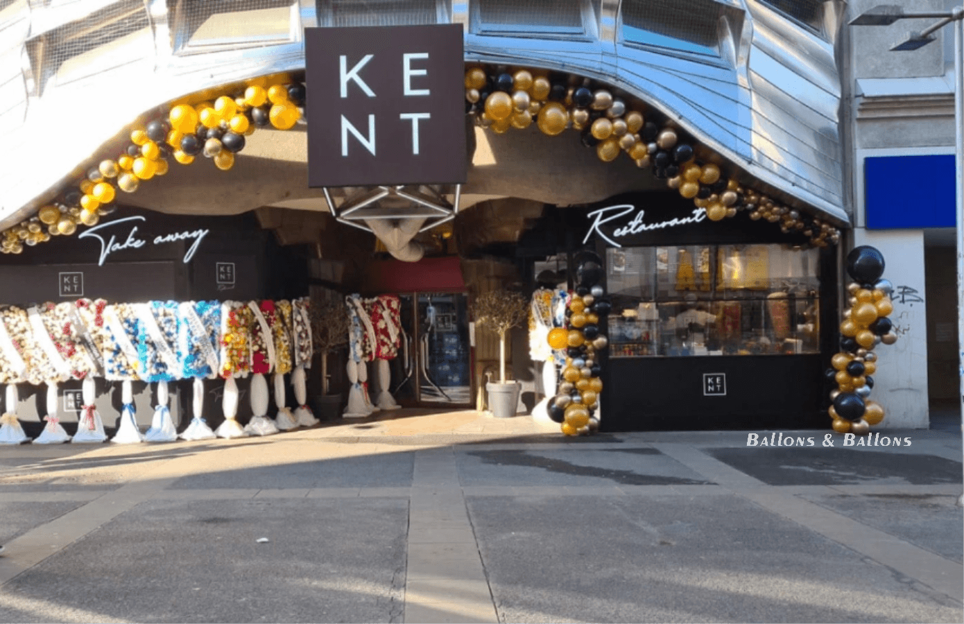 Der Eingang eines Ladens ist mit goldenen Ballons dekoriert