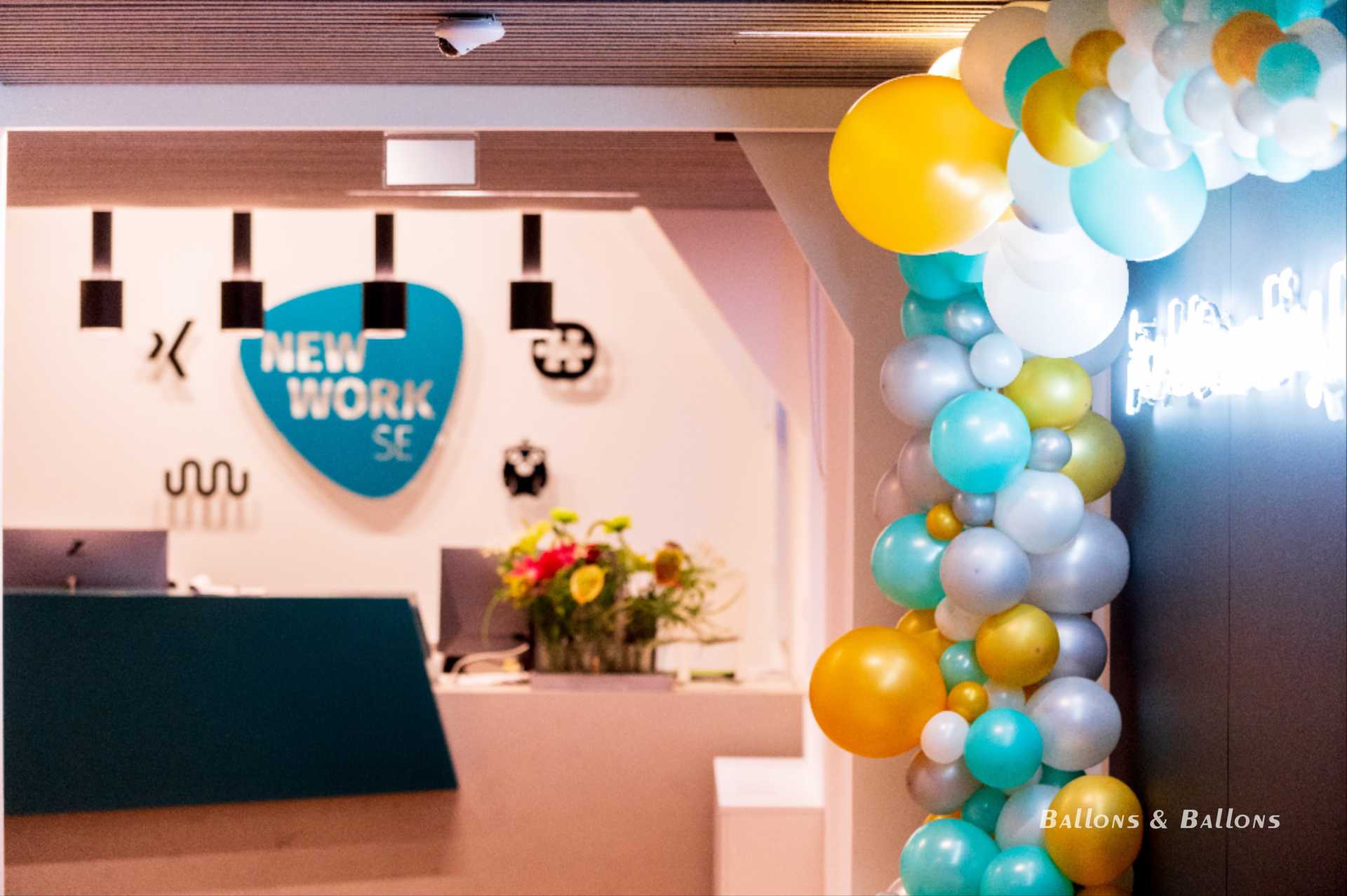 Eine Wand in einem Büro in Wien, mit Ballons vor einem New York Büro, Party-Deko.