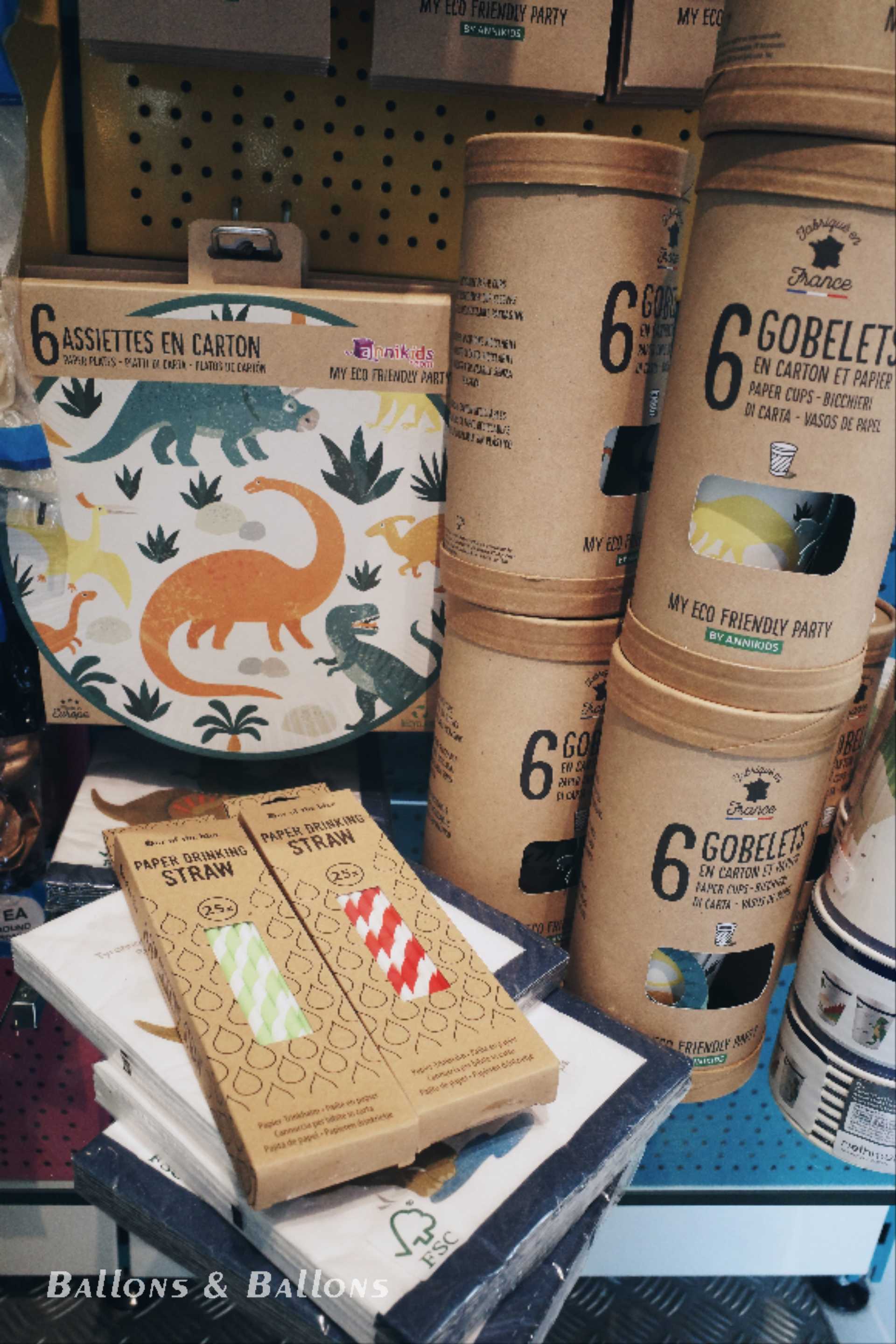 Ein Regal mit einer Vielzahl von Gegenständen neben einer Ausstellung im Geschäft in Wien