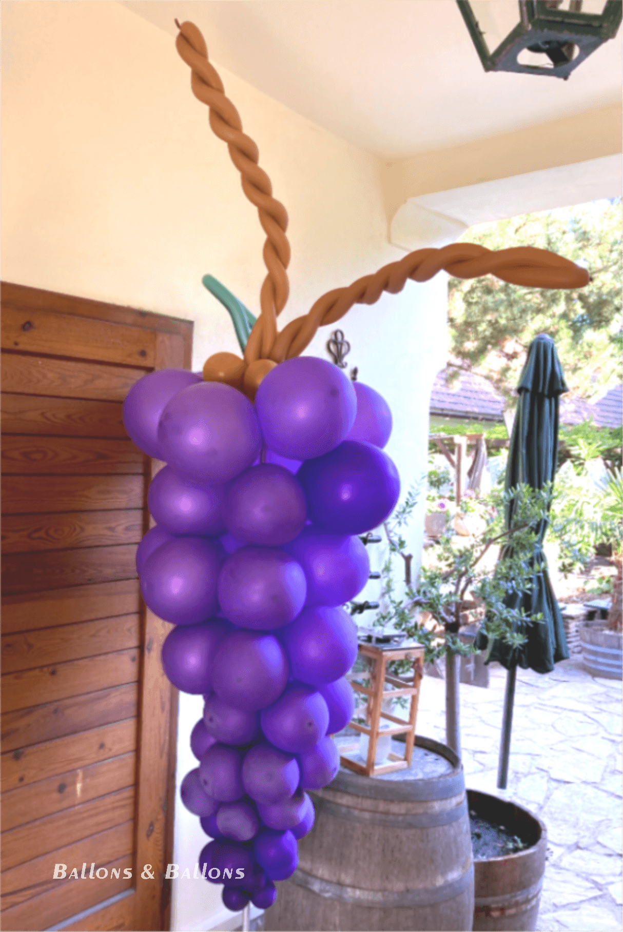 Eine große Anzeige mit an Ballons befestigten Trauben in Wien.