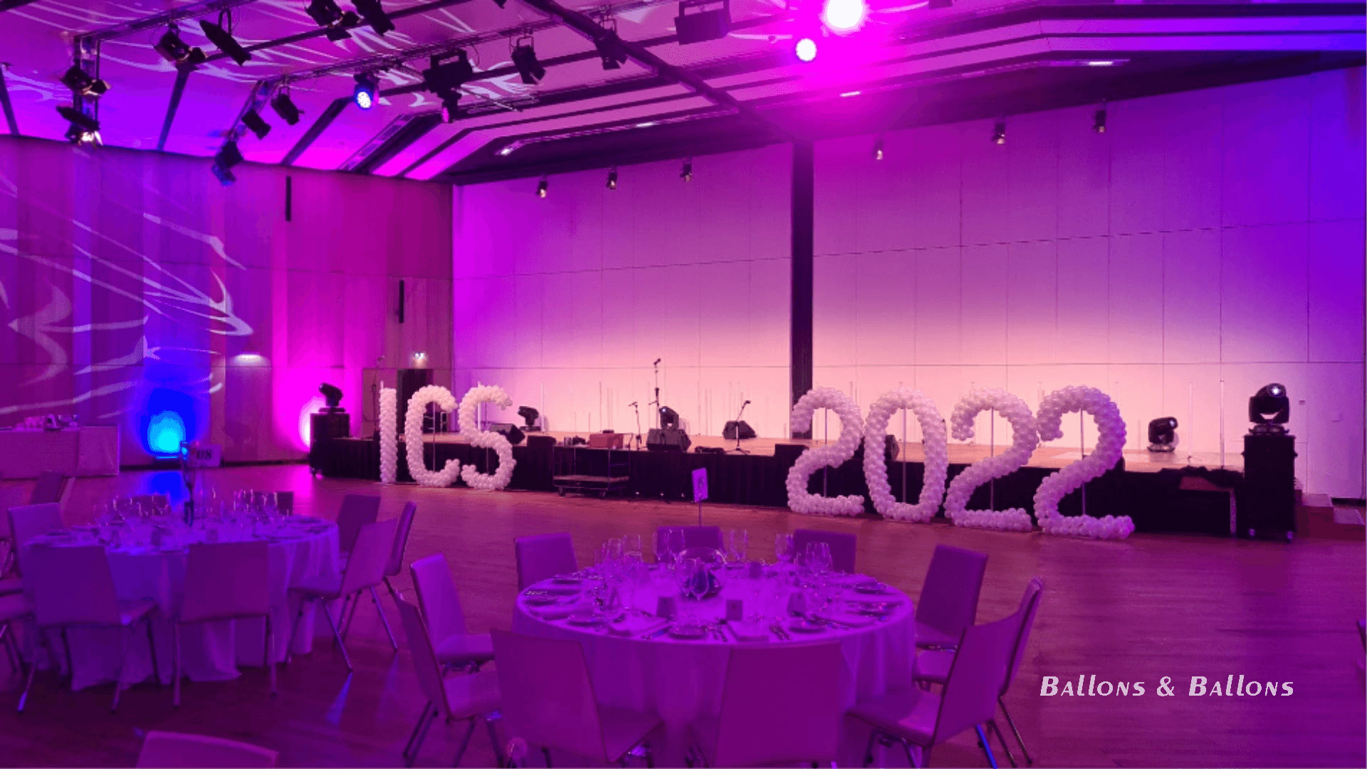 Ein Festsaal mit festlicher Beleuchtung und dekorierten Tischen in Wien.