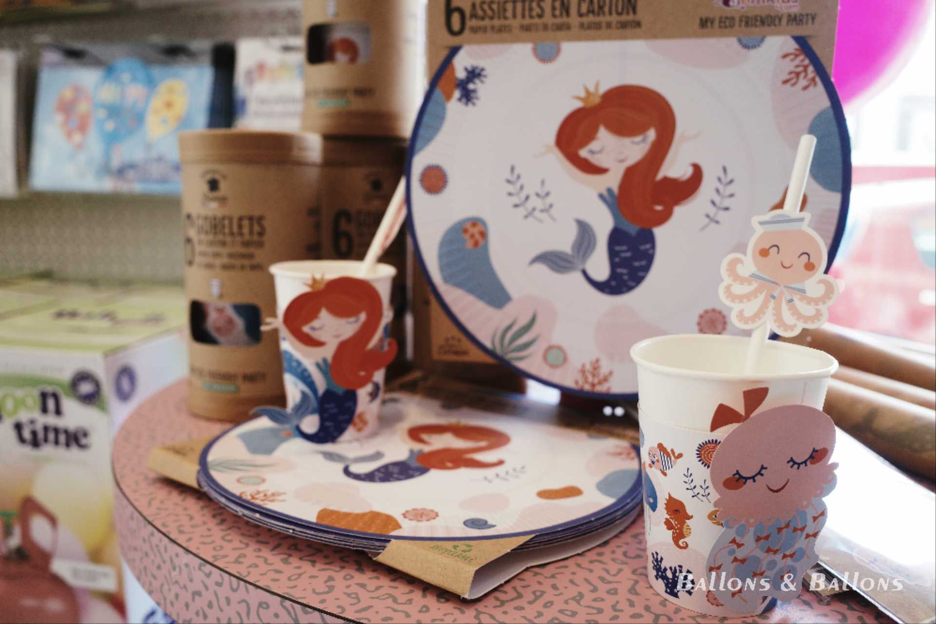 Ein Tisch mit vielen verschiedenen Unter-dem-Meer-Themenartikeln.