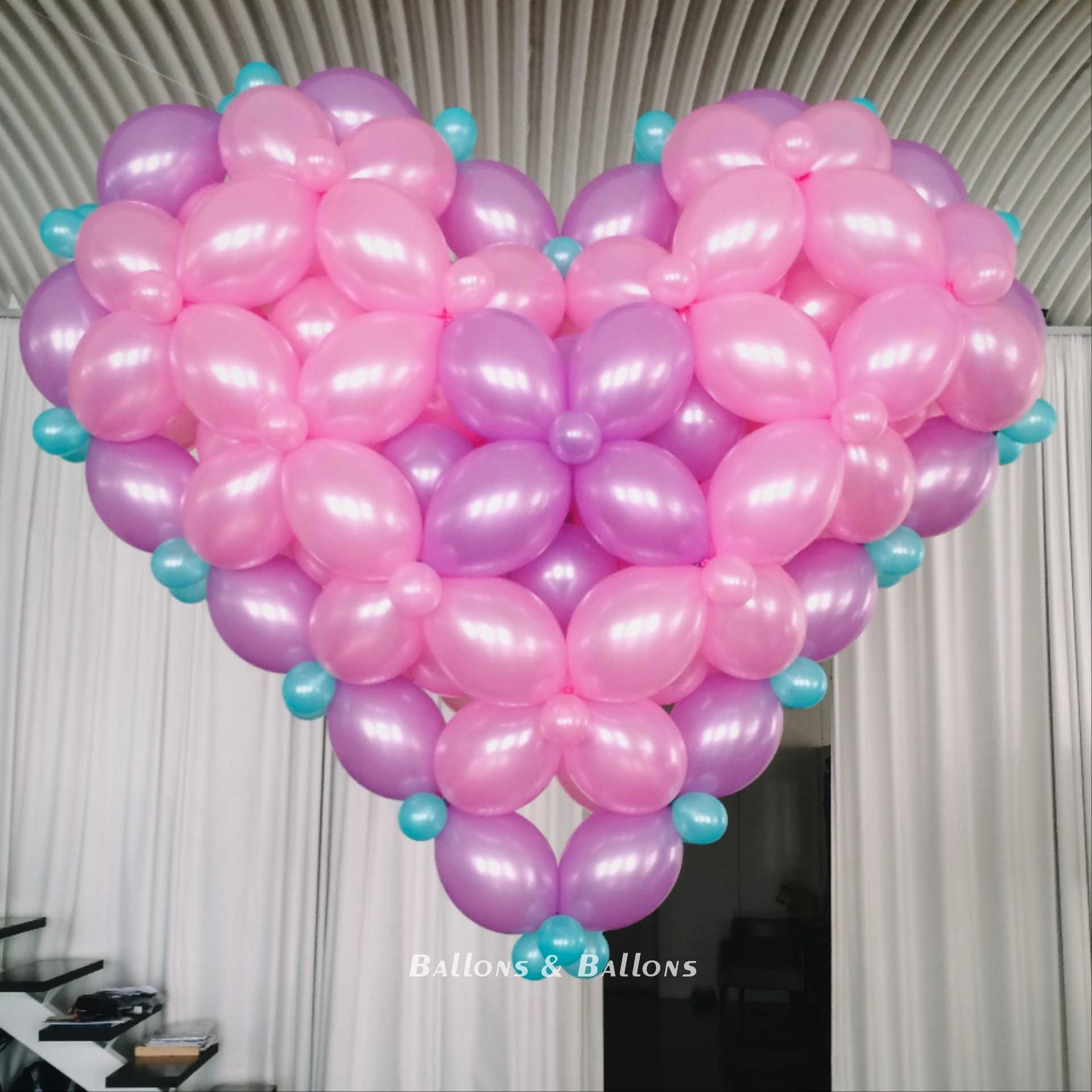 Ein herzförmiger Ballon in Blumenform in Wien.