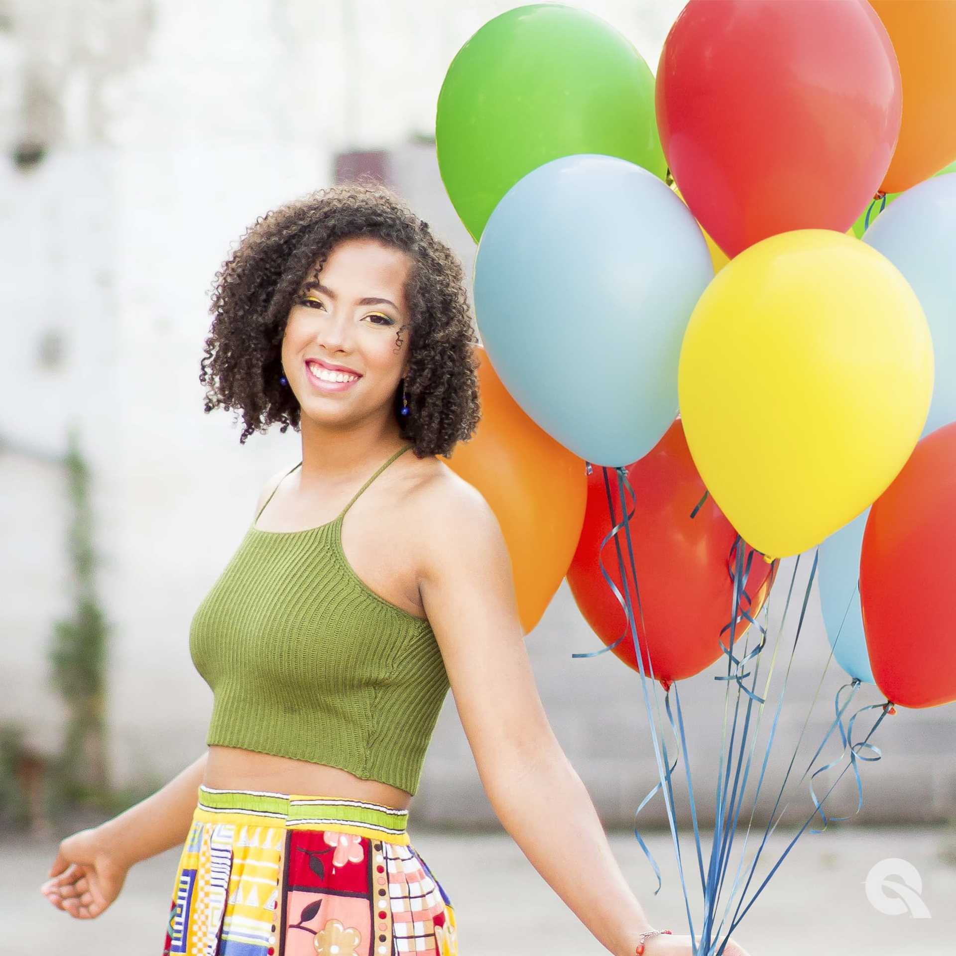 Eine Frau hält viele Ballons in der Hand in Wien.