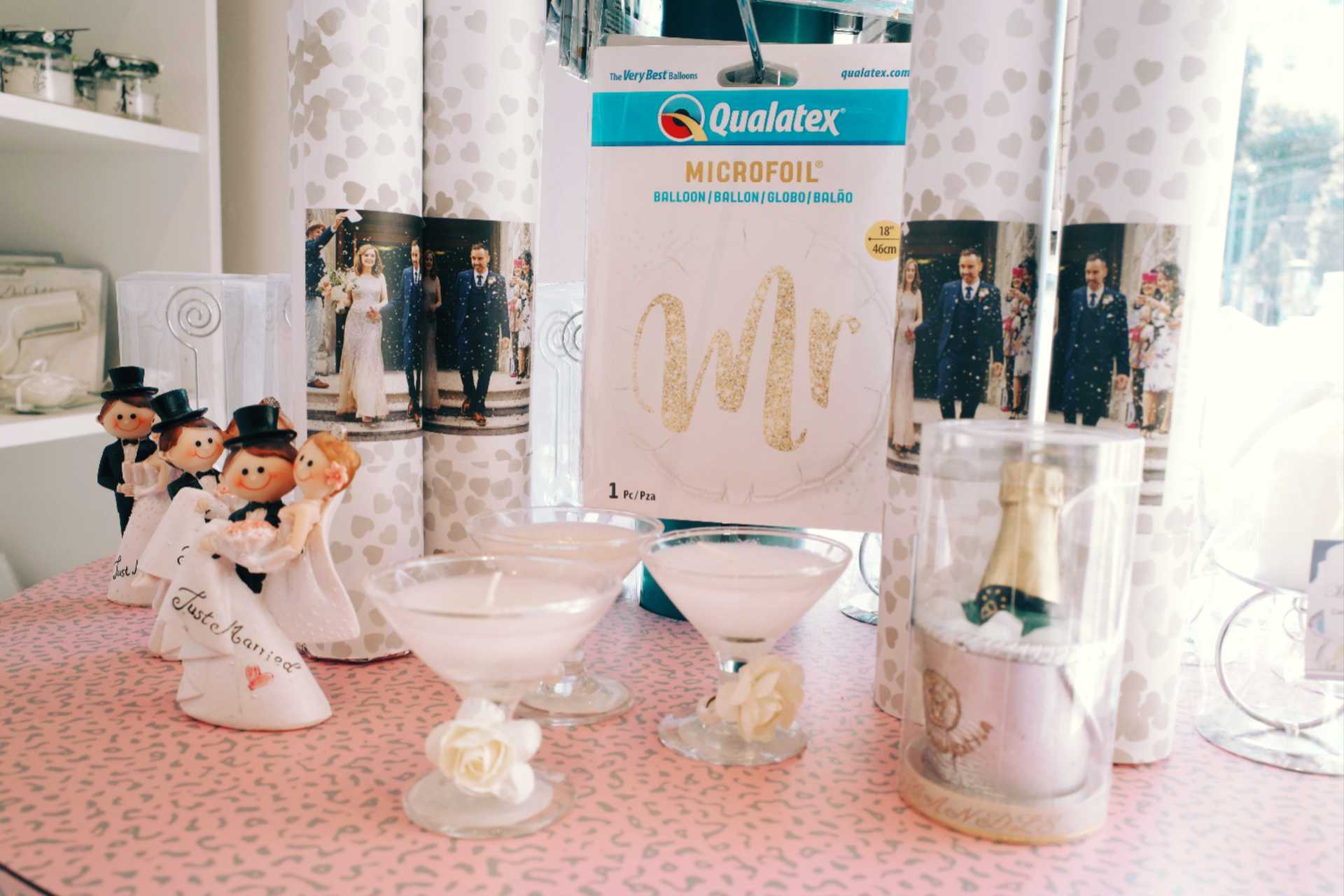 Champagnergläser mit Schleifen auf einem Tisch.