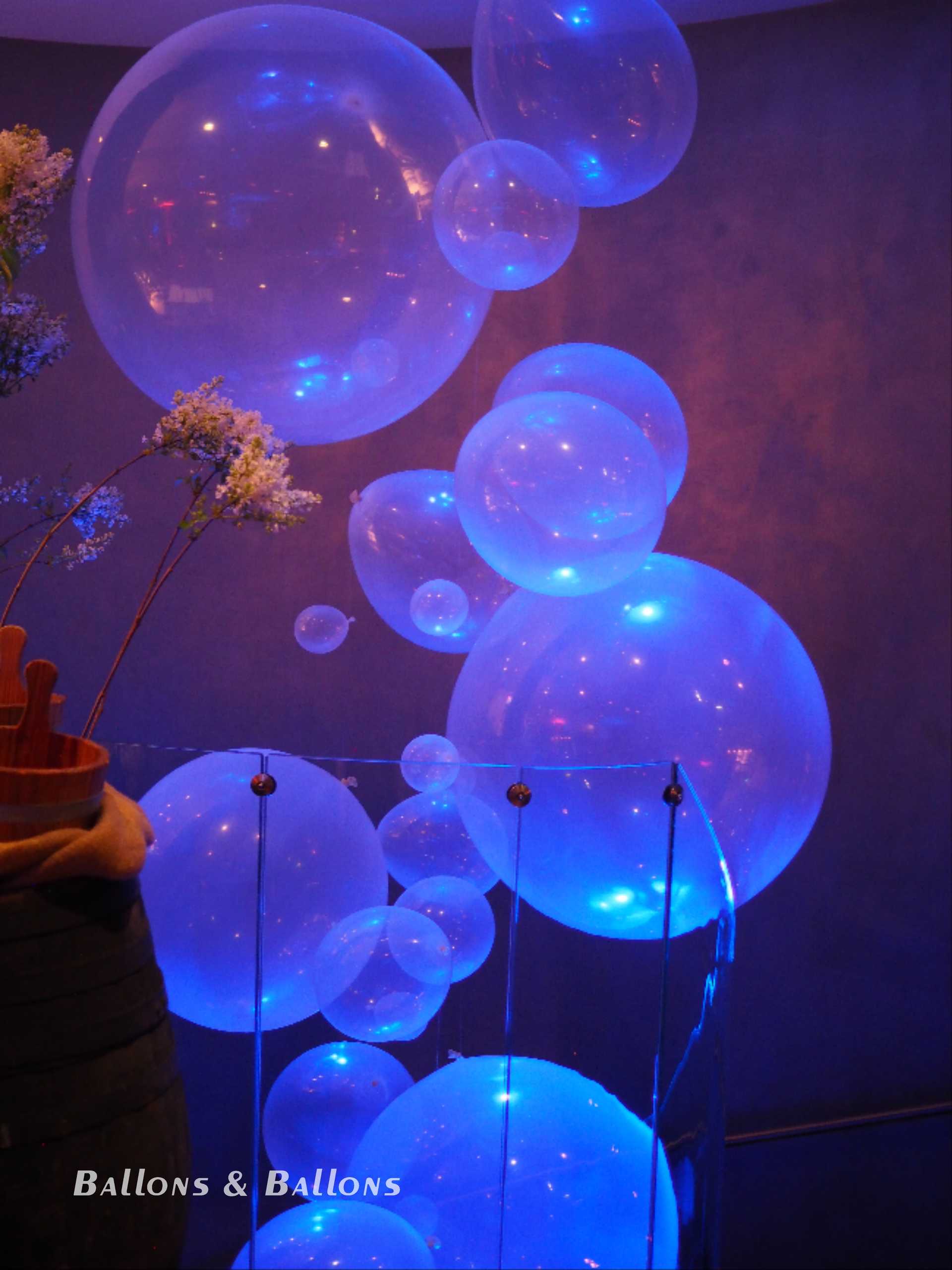 Blaue Lichter unter einer Anzeige von Ballons in Wien.