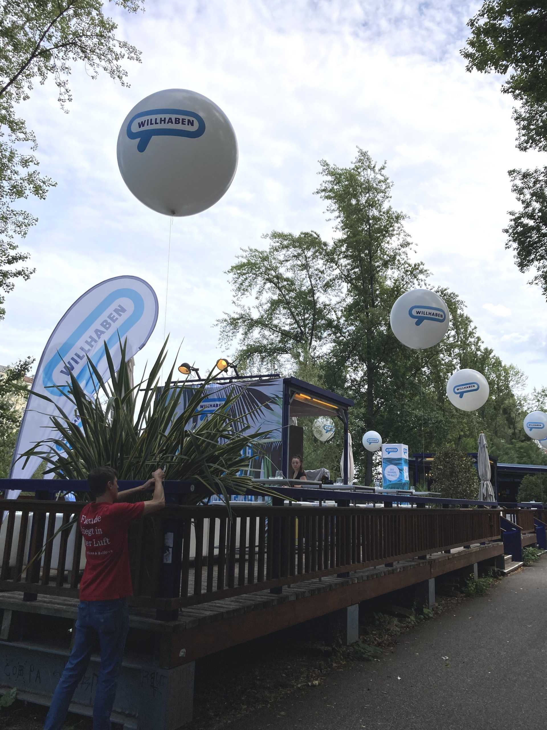 Eine Person steht in Wien vor einer Balloninstallation.