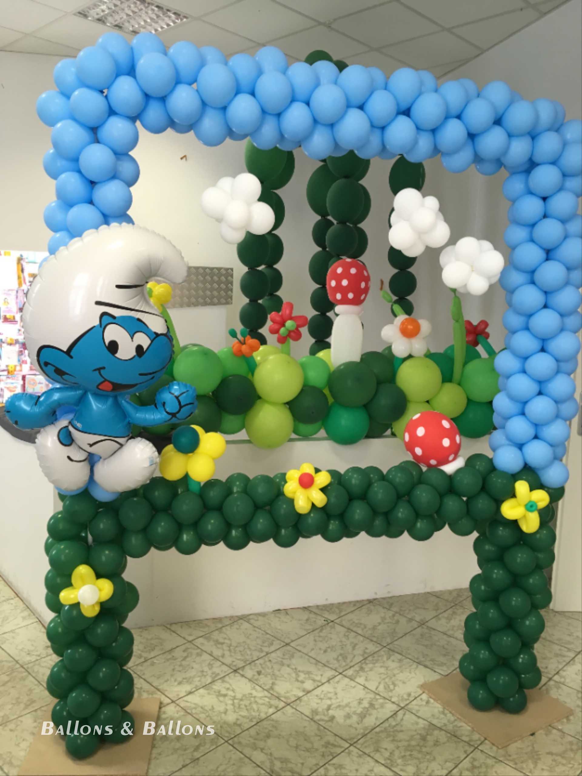 Eine Ballonskulptur mit einer Schlumpf-Figur und Blumen