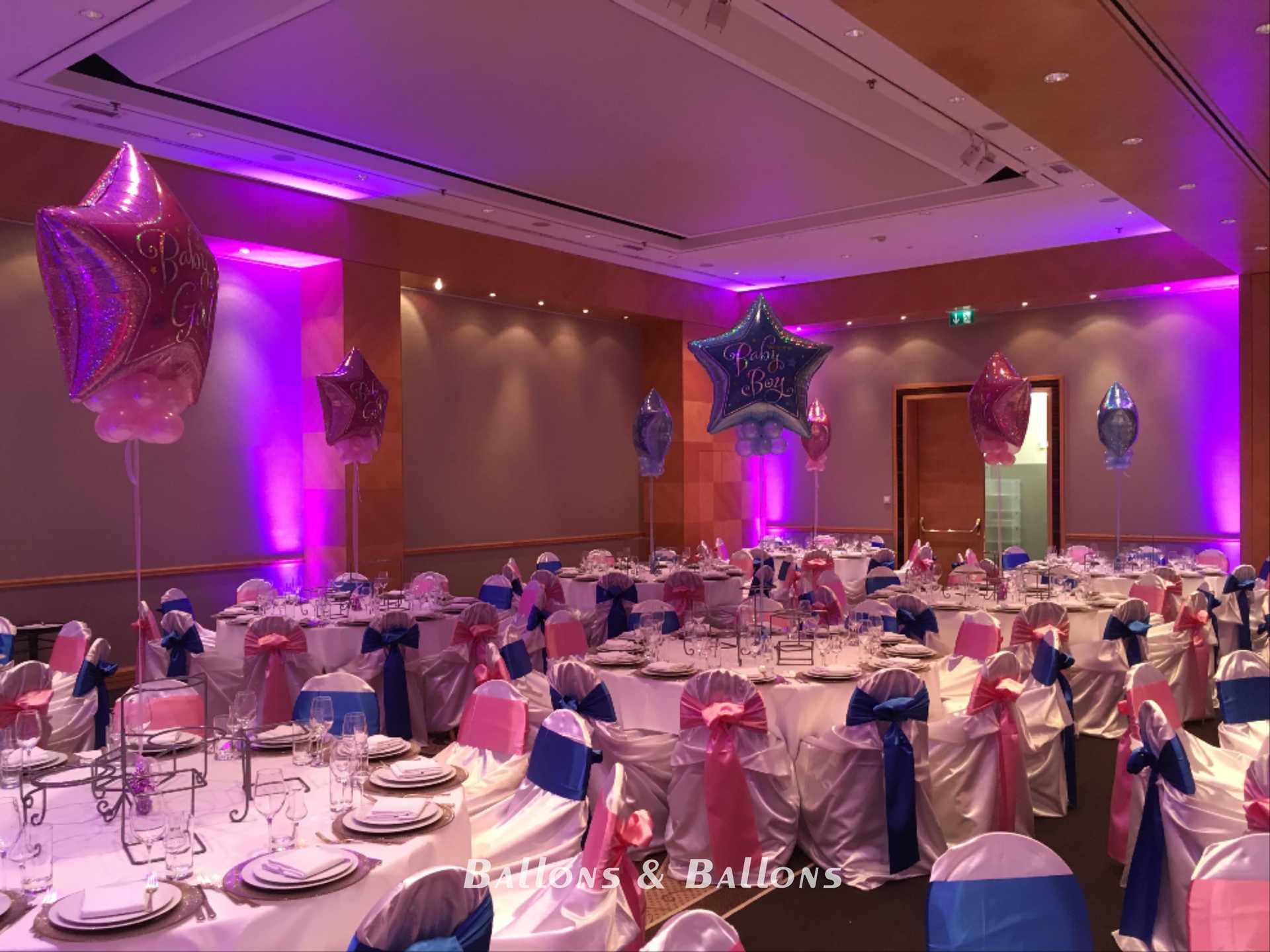 Eine schicke Party-Umgebung mit vielen Tischen und Stühlen, Ballondeko.
