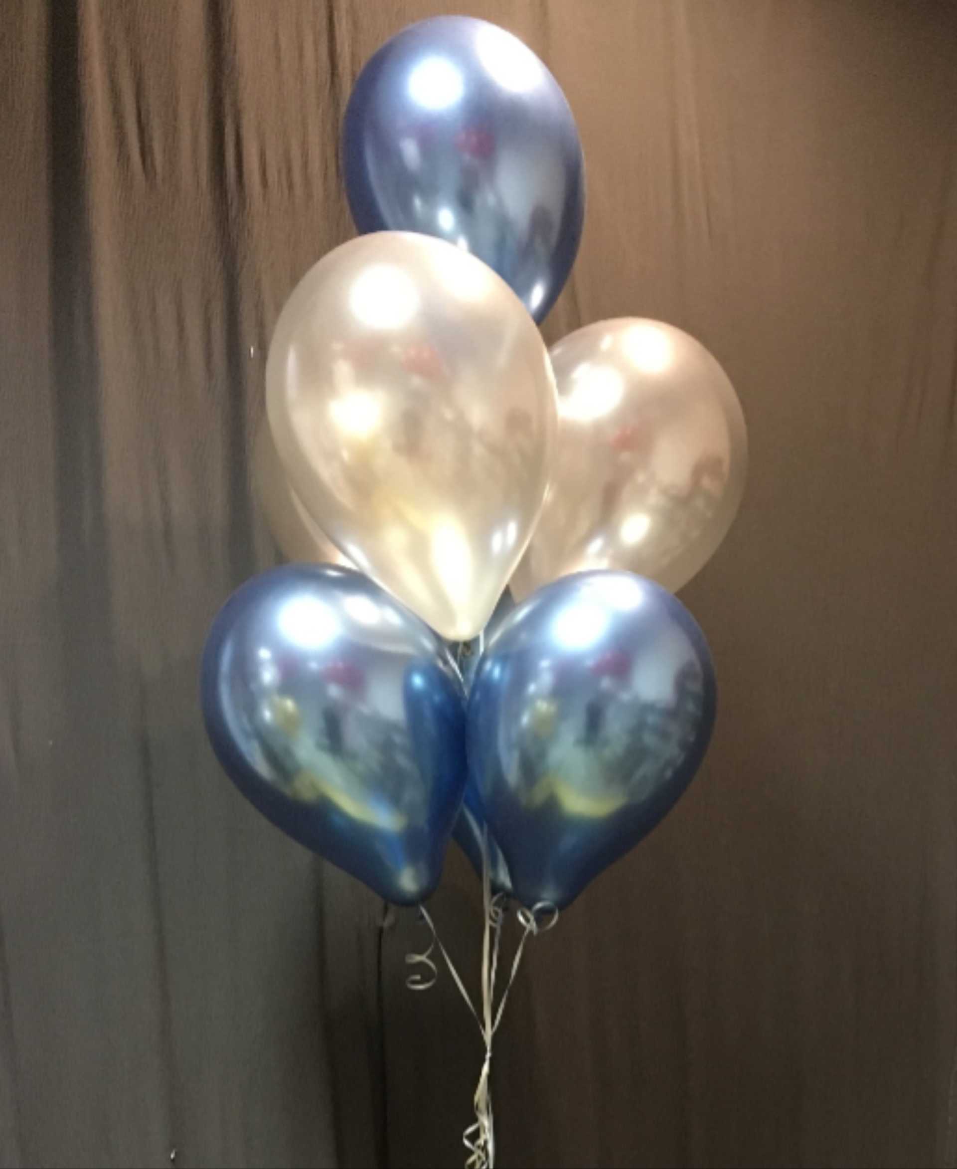 Ein Strauß aus blauen und silbernen Ballons in Wien.