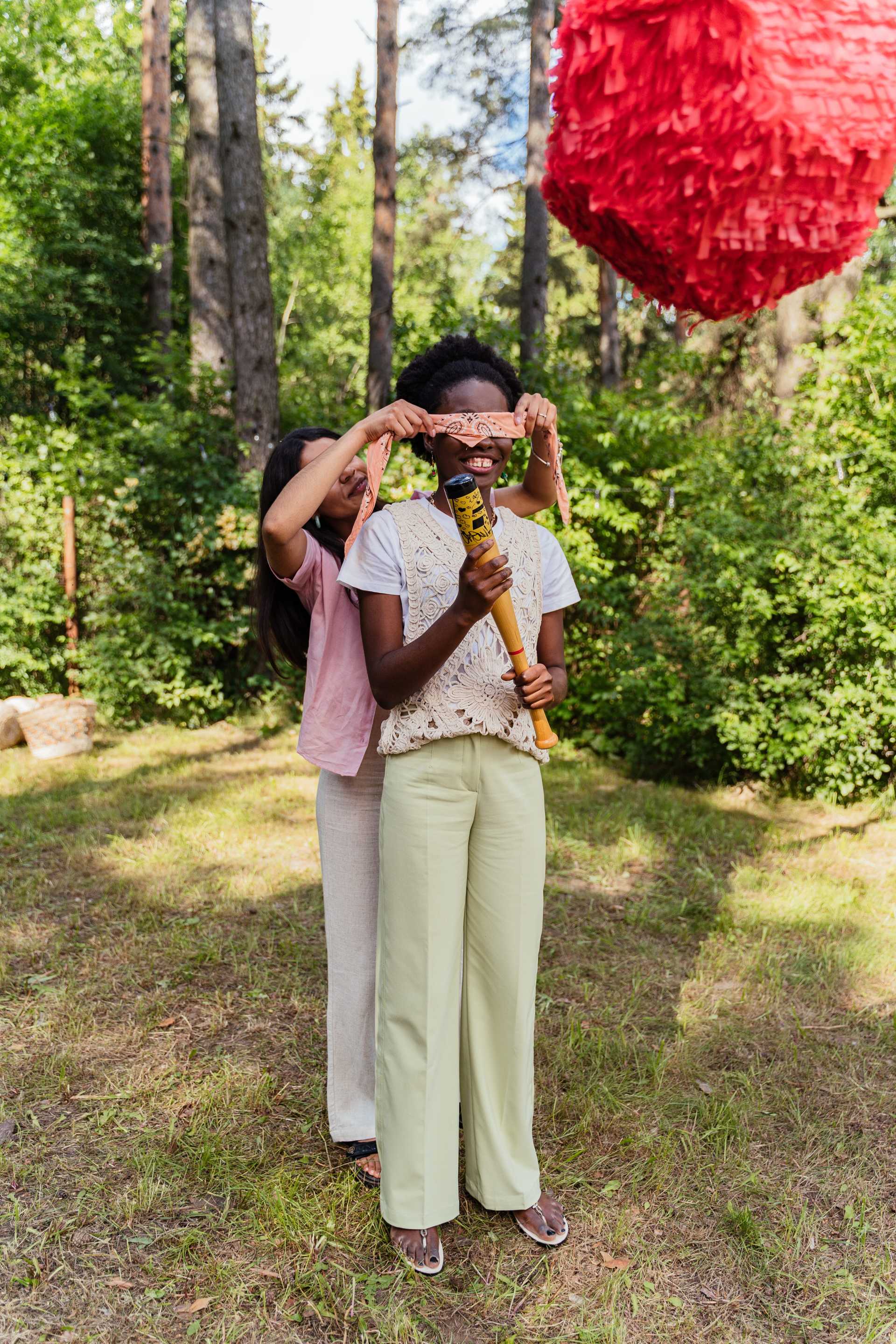 Zwei Personen, die in einem Park in Wien eine Pinata herstellen