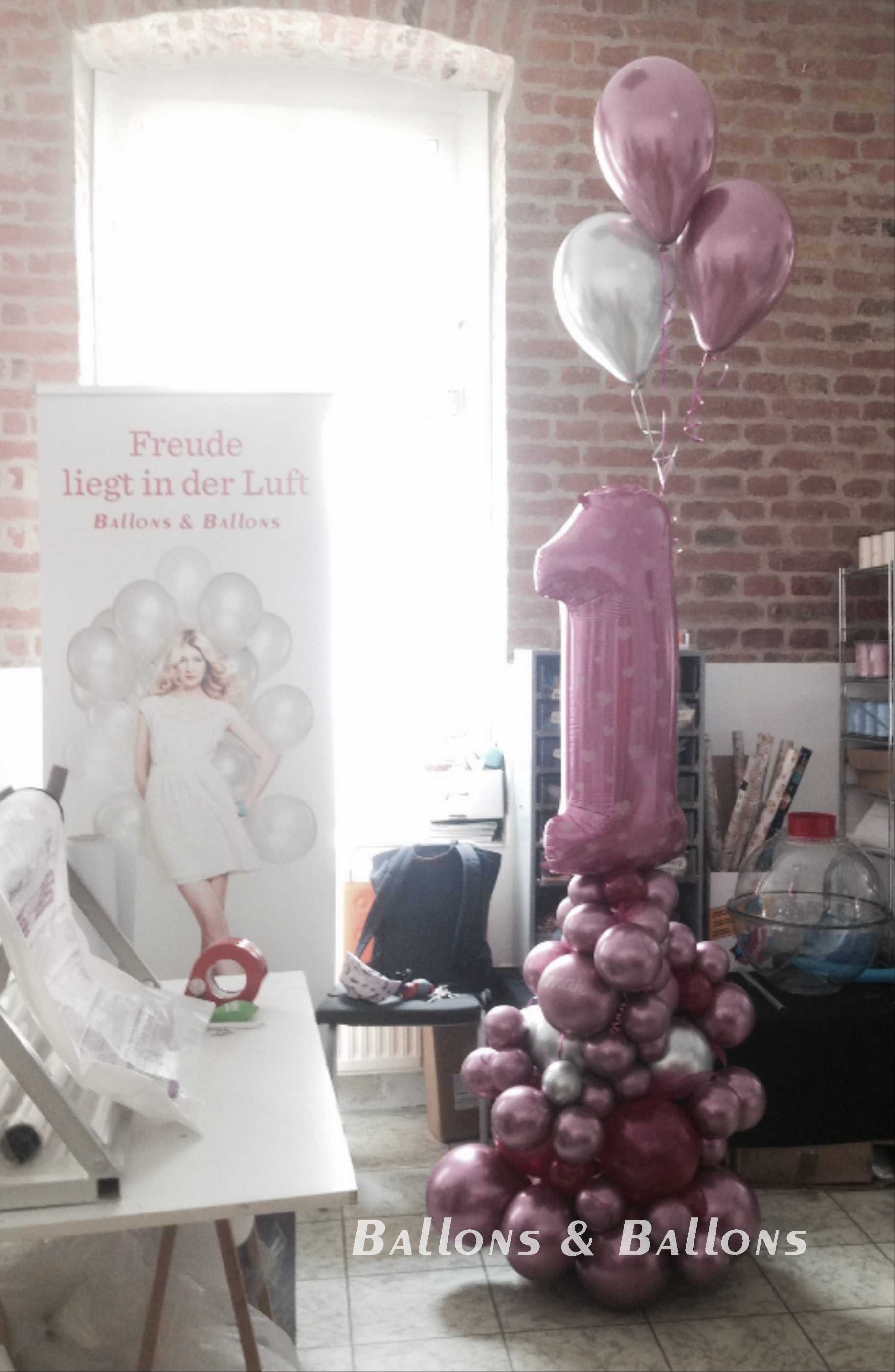 Ballons in einem Raum anlässlich des ersten Geburtstags eines Kindes.