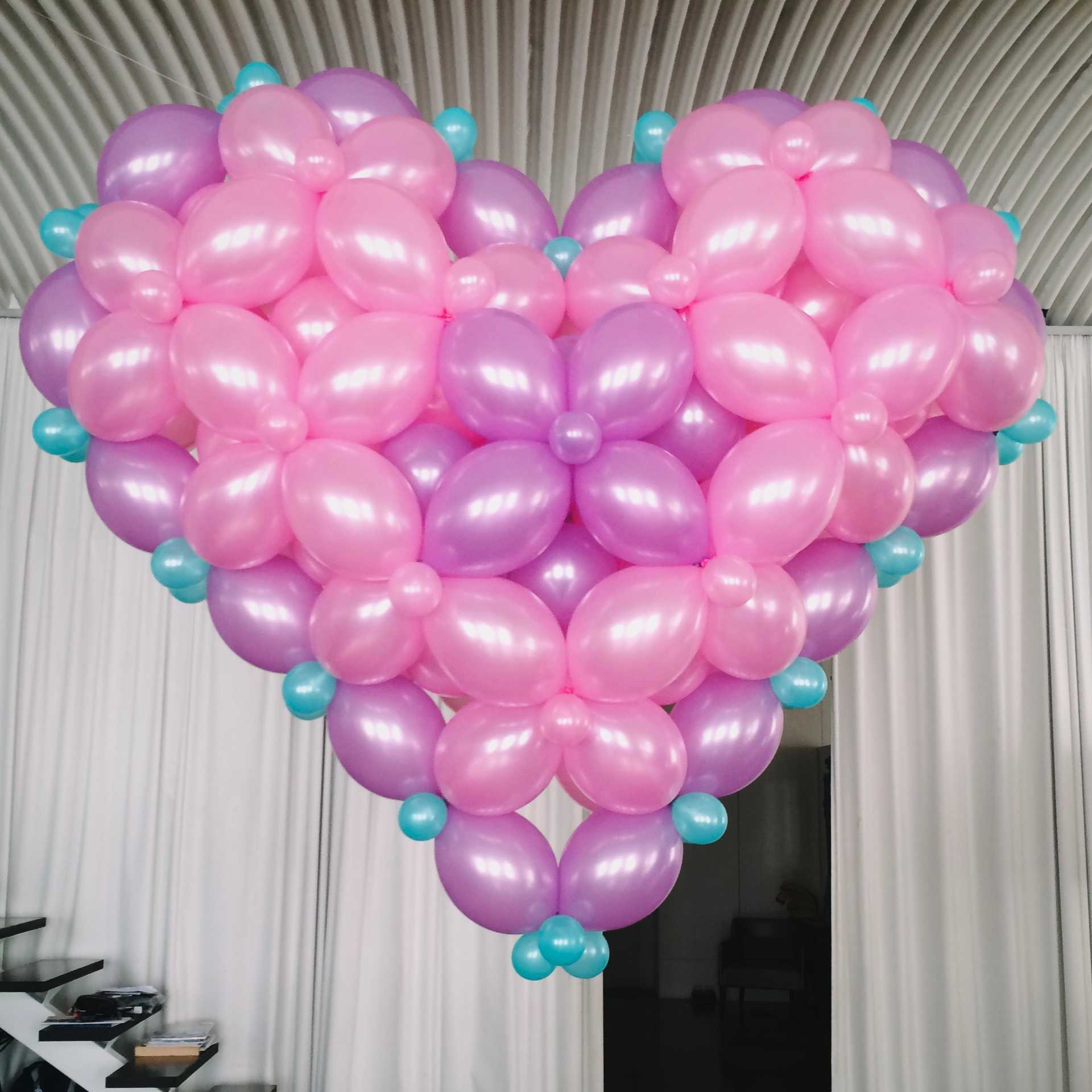 Herzförmige Ballonarrangement in einer offenen Fläche in Wien