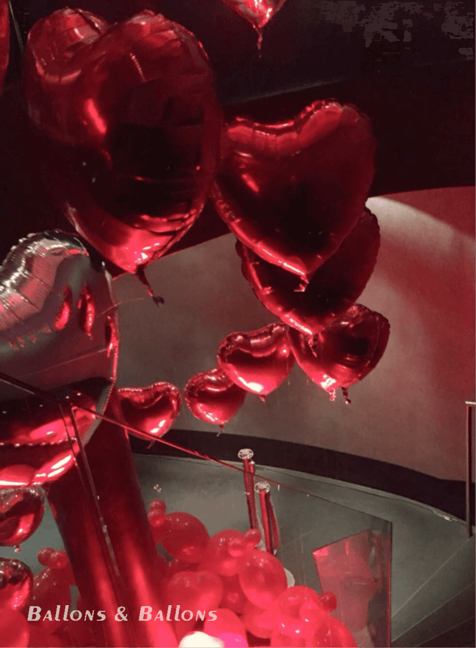 Herzballondekoration an der Decke.