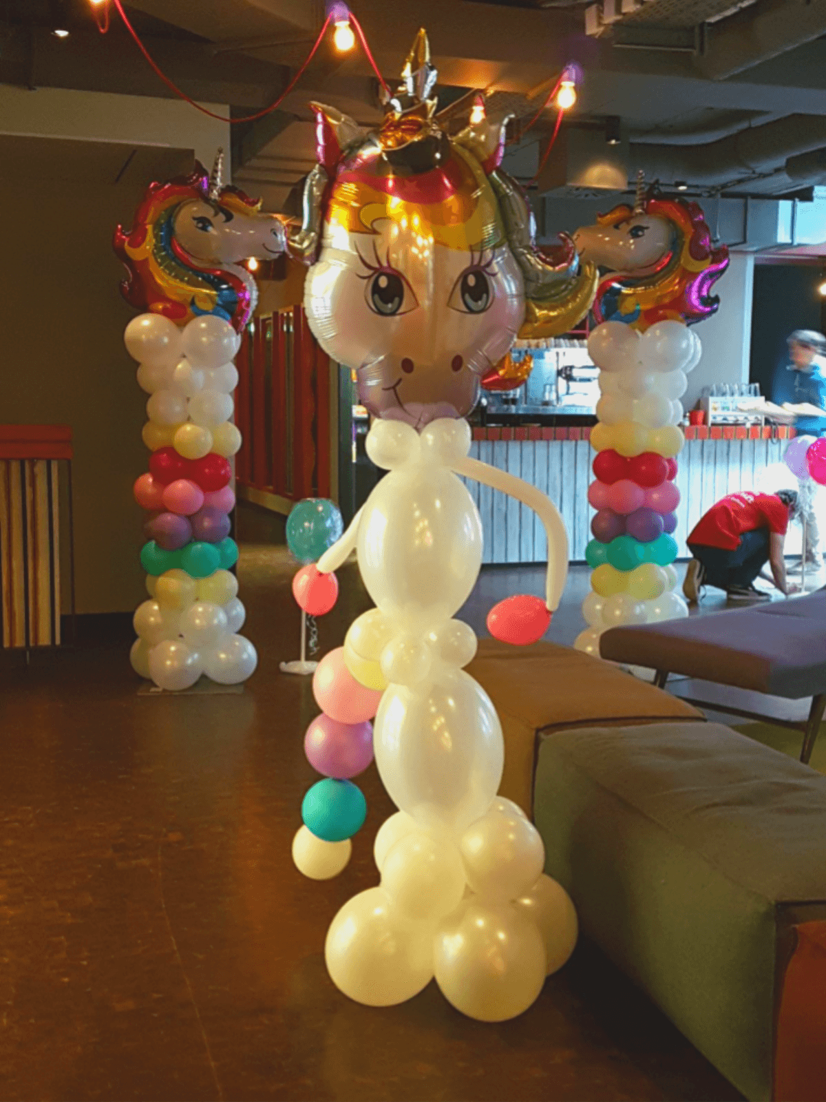 Menschen, die Ballons in die Luft halten in Wien.