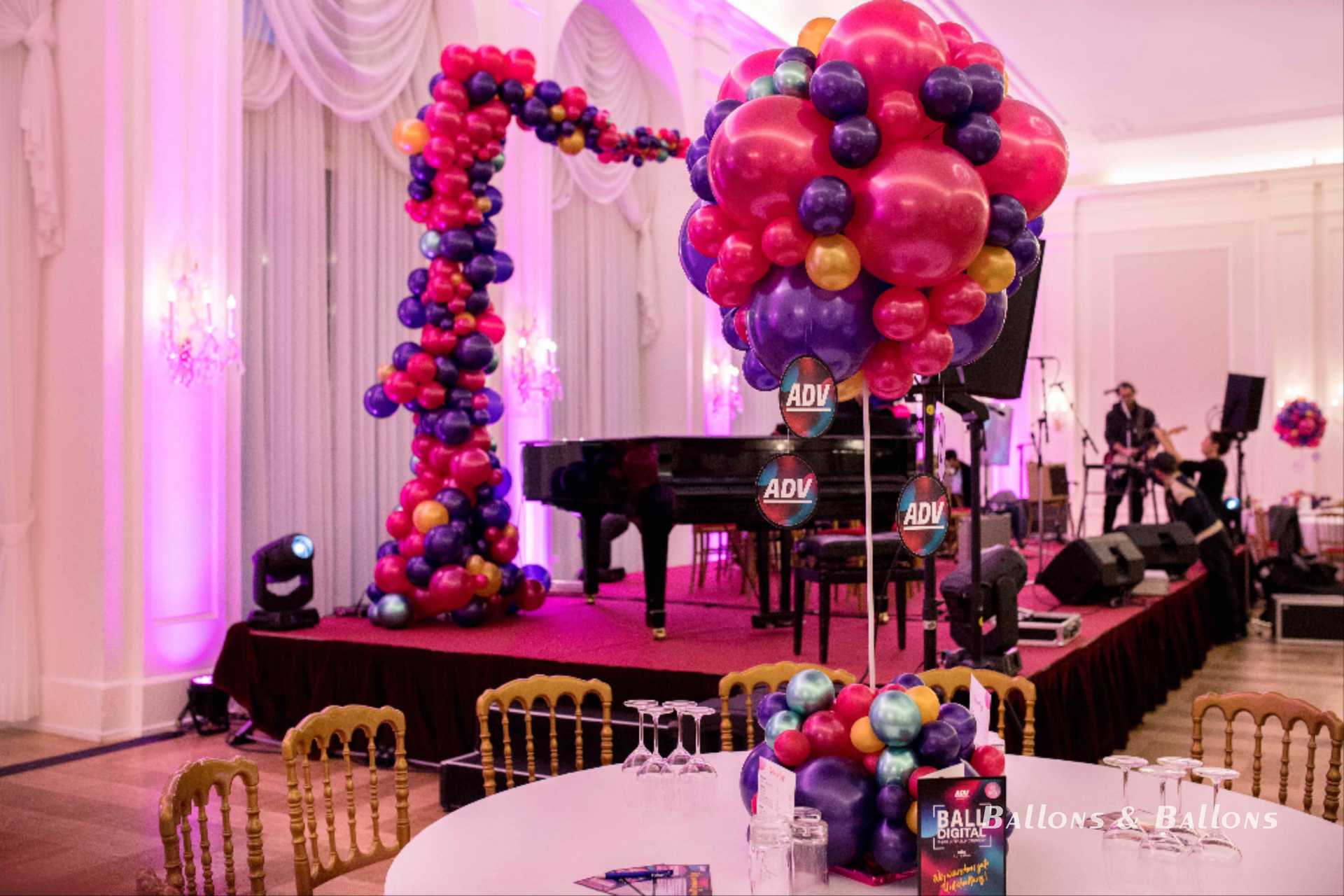 Ein Raum mit Ballons in verschiedenen Farben in Wien.