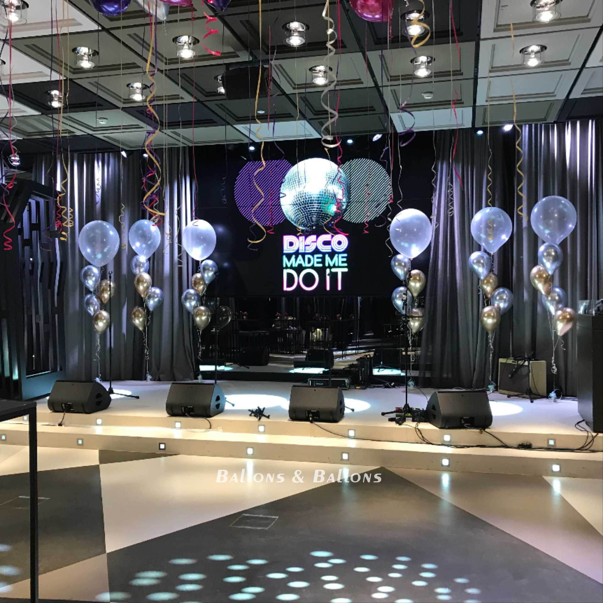 Eine mit Ballons dekorierte Tanzfläche in einem großen Raum in Wien.