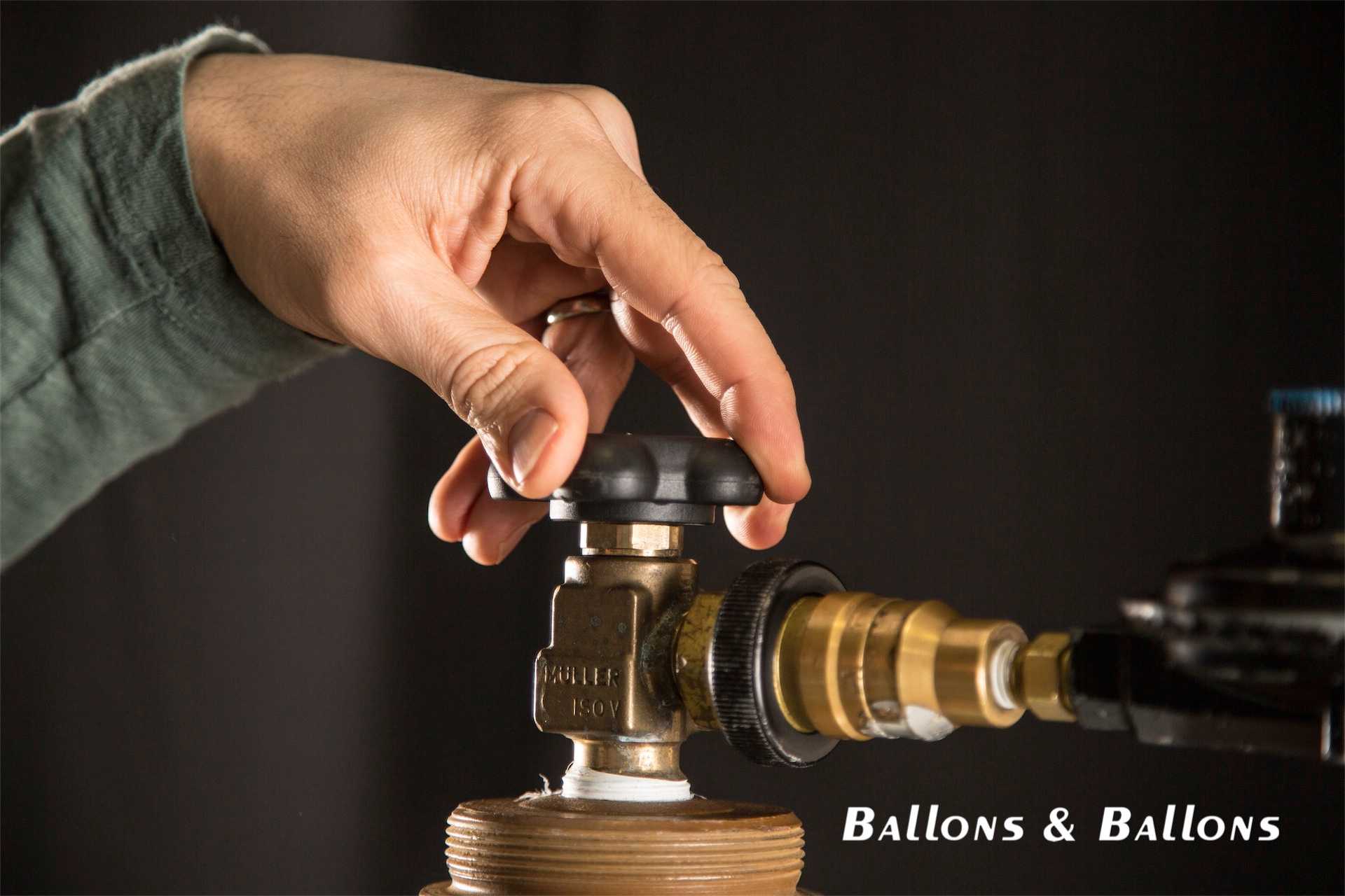 Möbel auf einer Schiene neben Ballons in Wien.