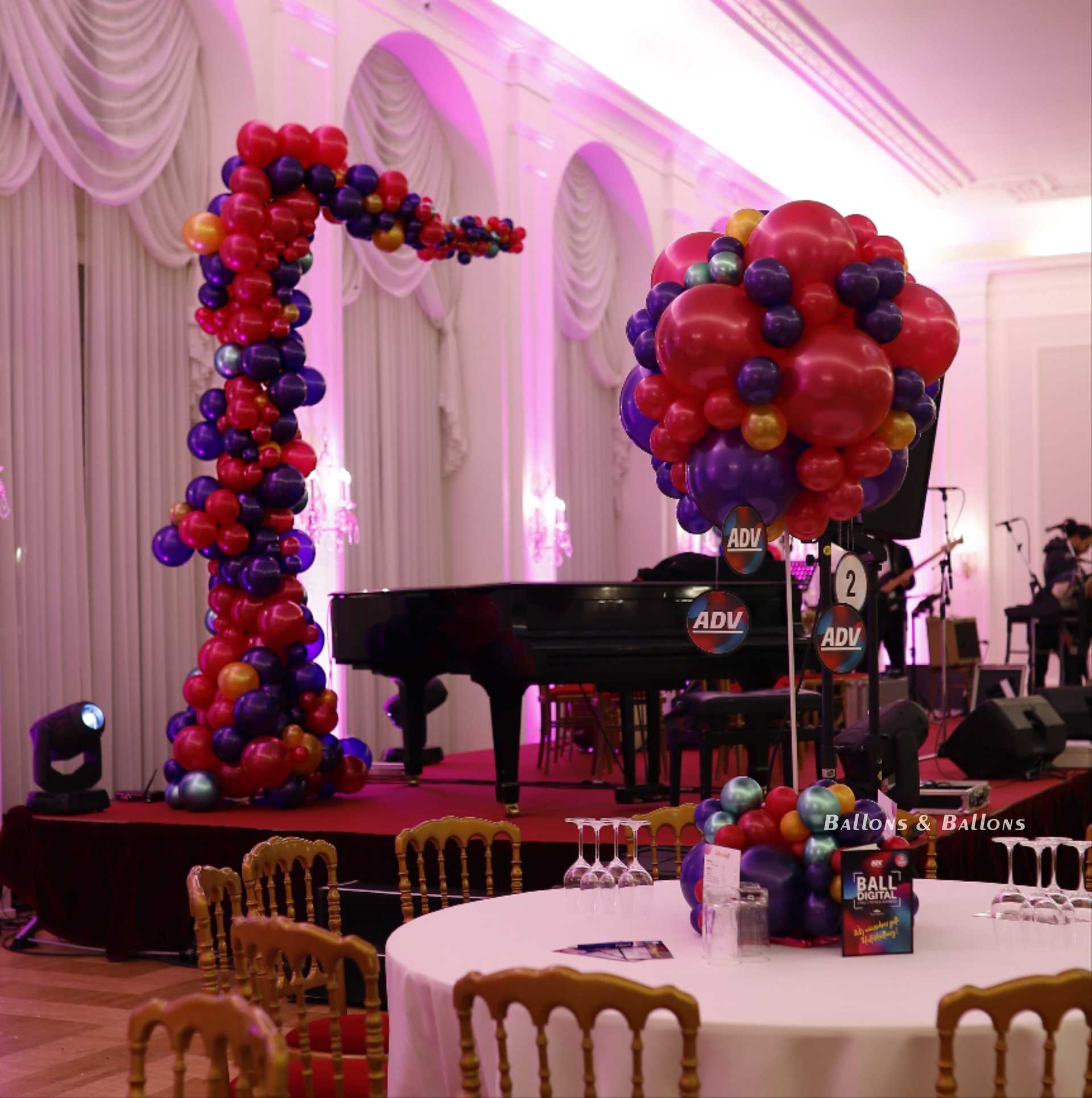 Eine große Ballonball-Arrangement mit pinken, lila und roten Ballons in Wien