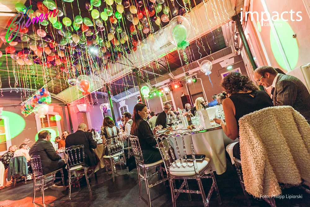 Eine Speisesaal mit hängenden Ballons und vielen Menschen in Wien.