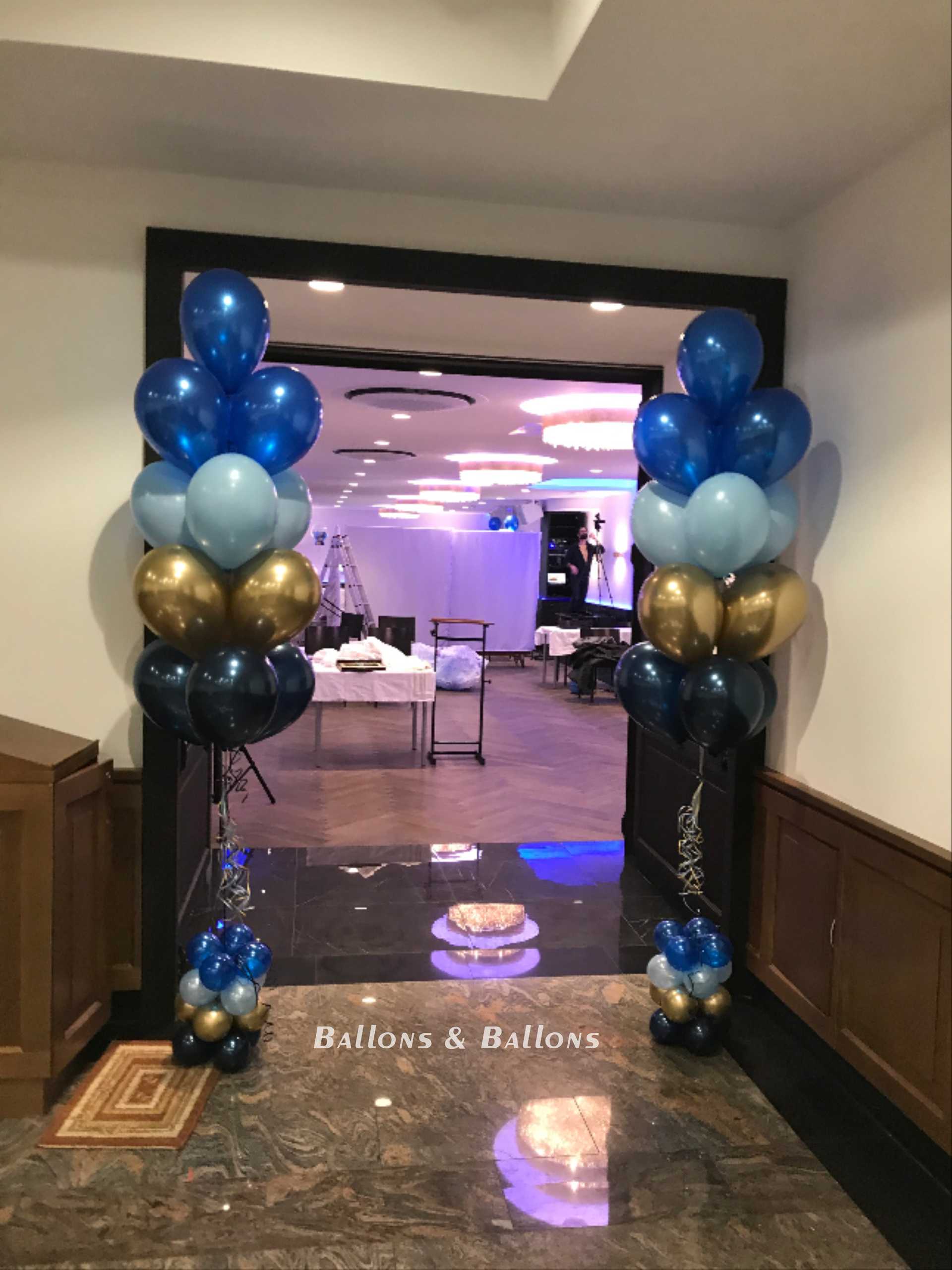 Ein Flur mit blauen und goldenen Ballons in Wien.