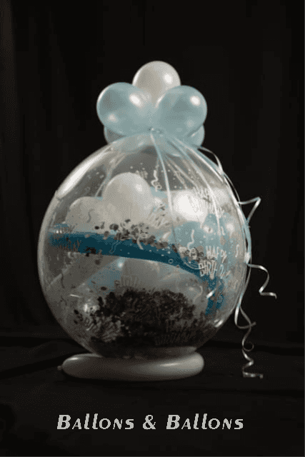 Ein durchsichtiger Ballon mit weißen und blauen Gegenständen, bunte Ballons in einem durchsichtigen Beutel.