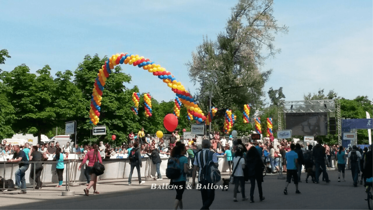 Eine Menschenmenge versammelt sich für eine Veranstaltung in Wien