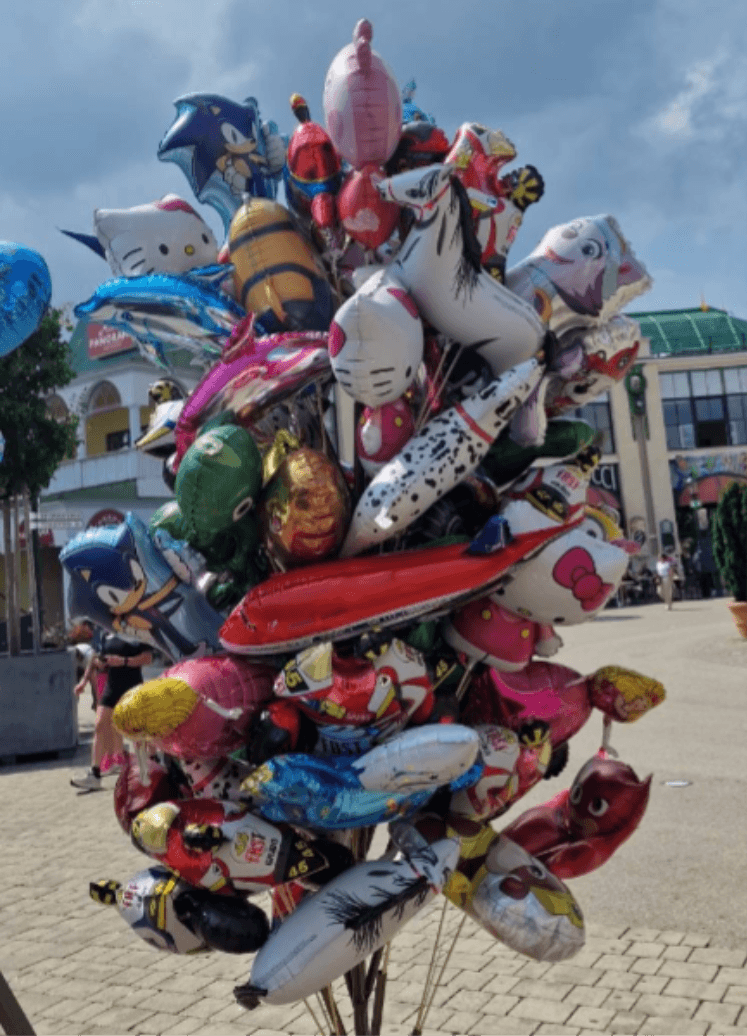 Verschiedene Ballons auf einem Gehweg in Wien ausgestellt