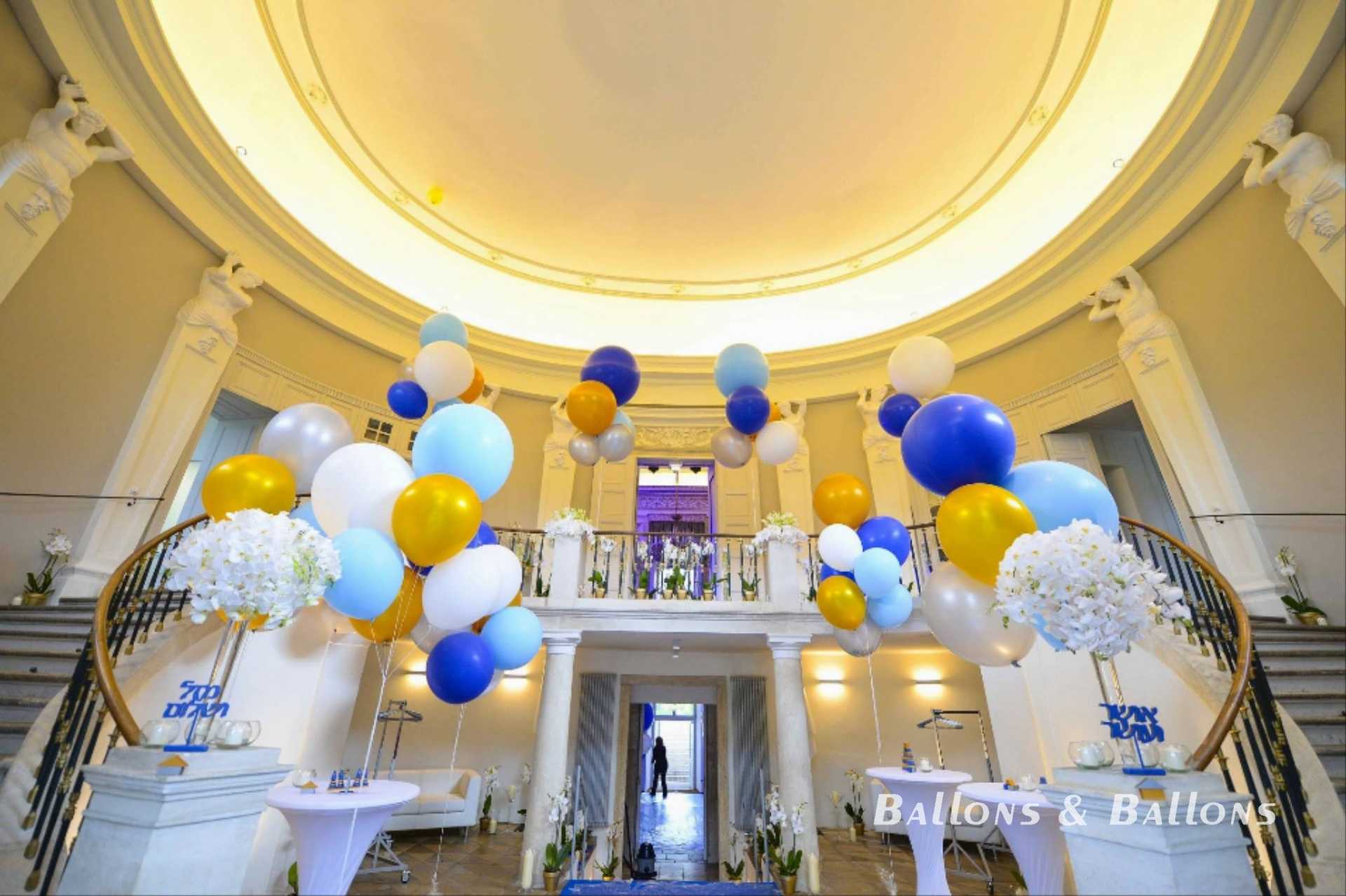 Eine mit Ballons dekorierte Eingangshalle in Wien.