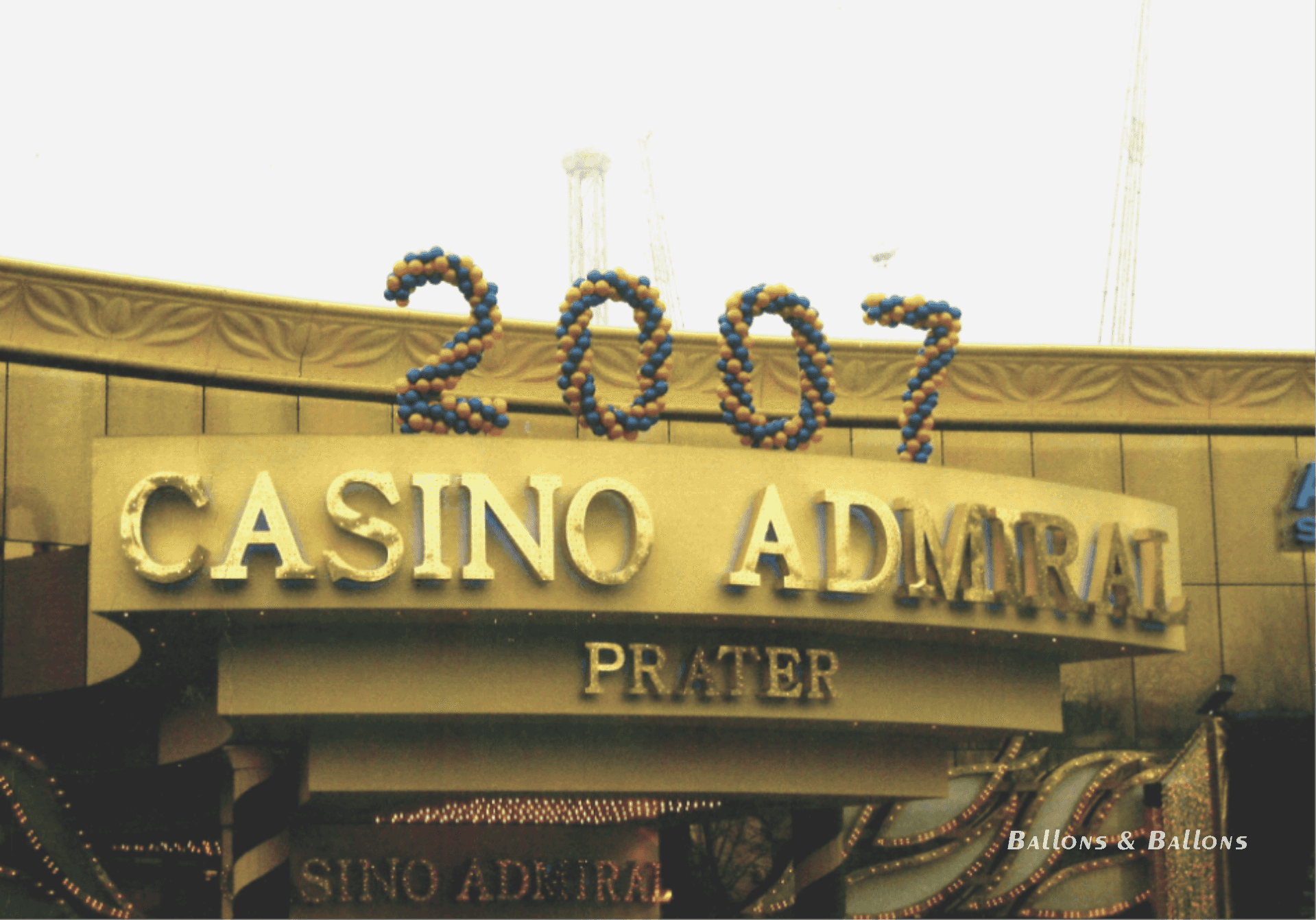 Ein Casinoschild über einer Tür in Wien.