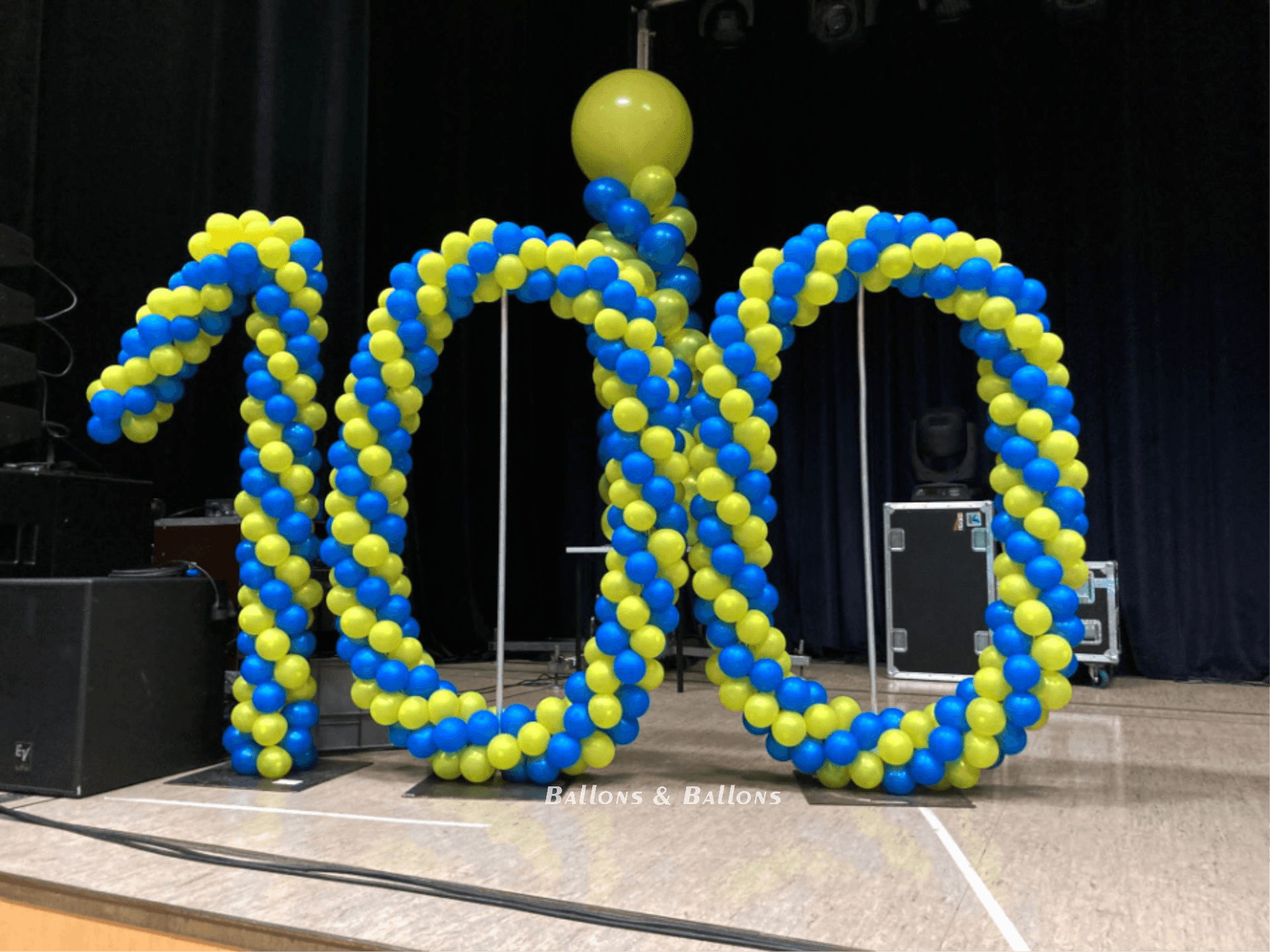 Ein gigantisches 100-Ballonzeichen auf einer Bühne in Wien.