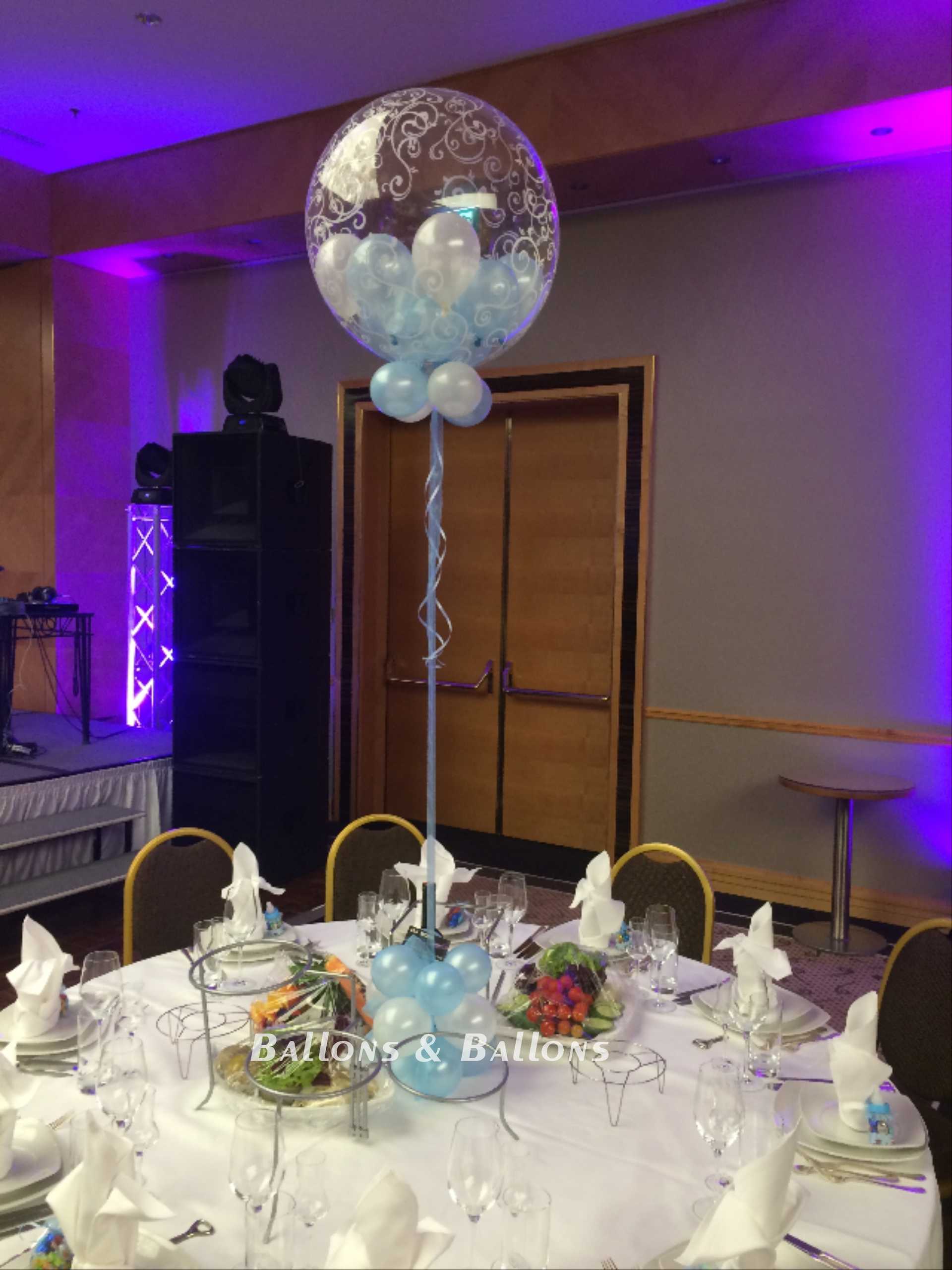 Ein Tisch mit Gläsern und Ballons darüber in Wien.