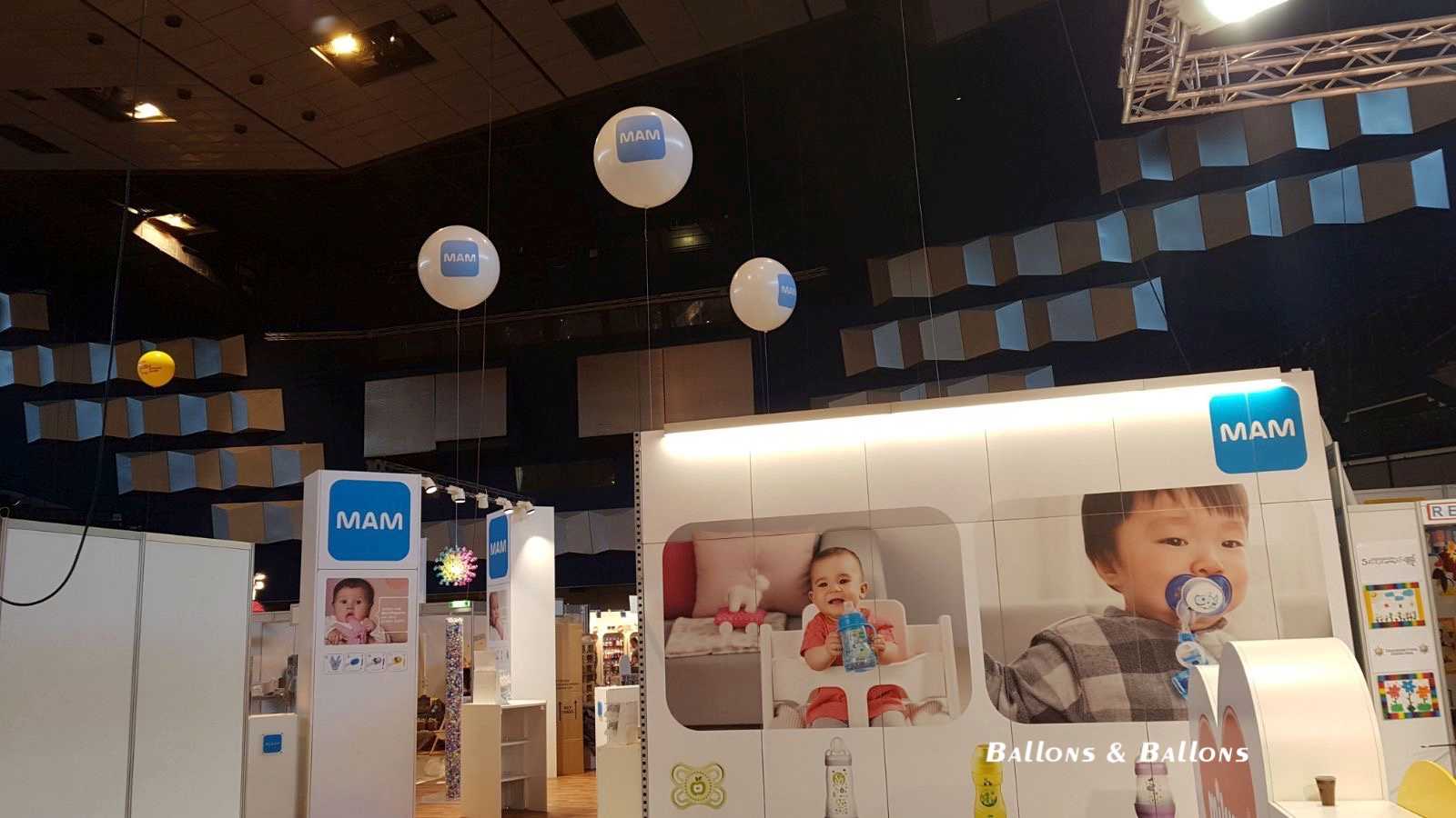 Ein Raum mit Spielzeugen und Ballons zur Dekoration in Wien.