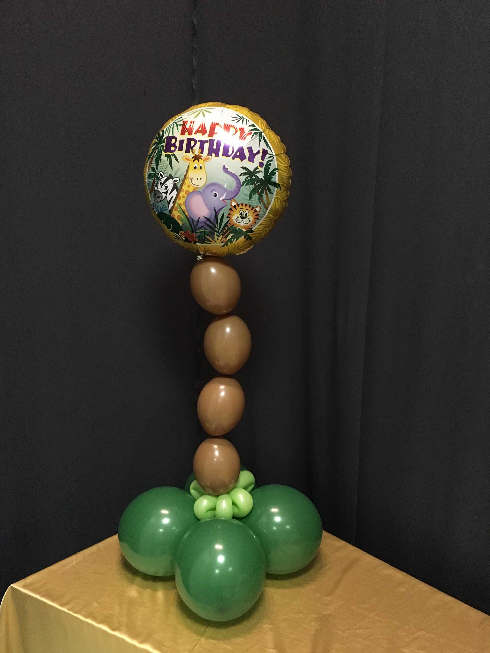 Mini Ballondekoration und Ballons auf einem Tisch in Wien